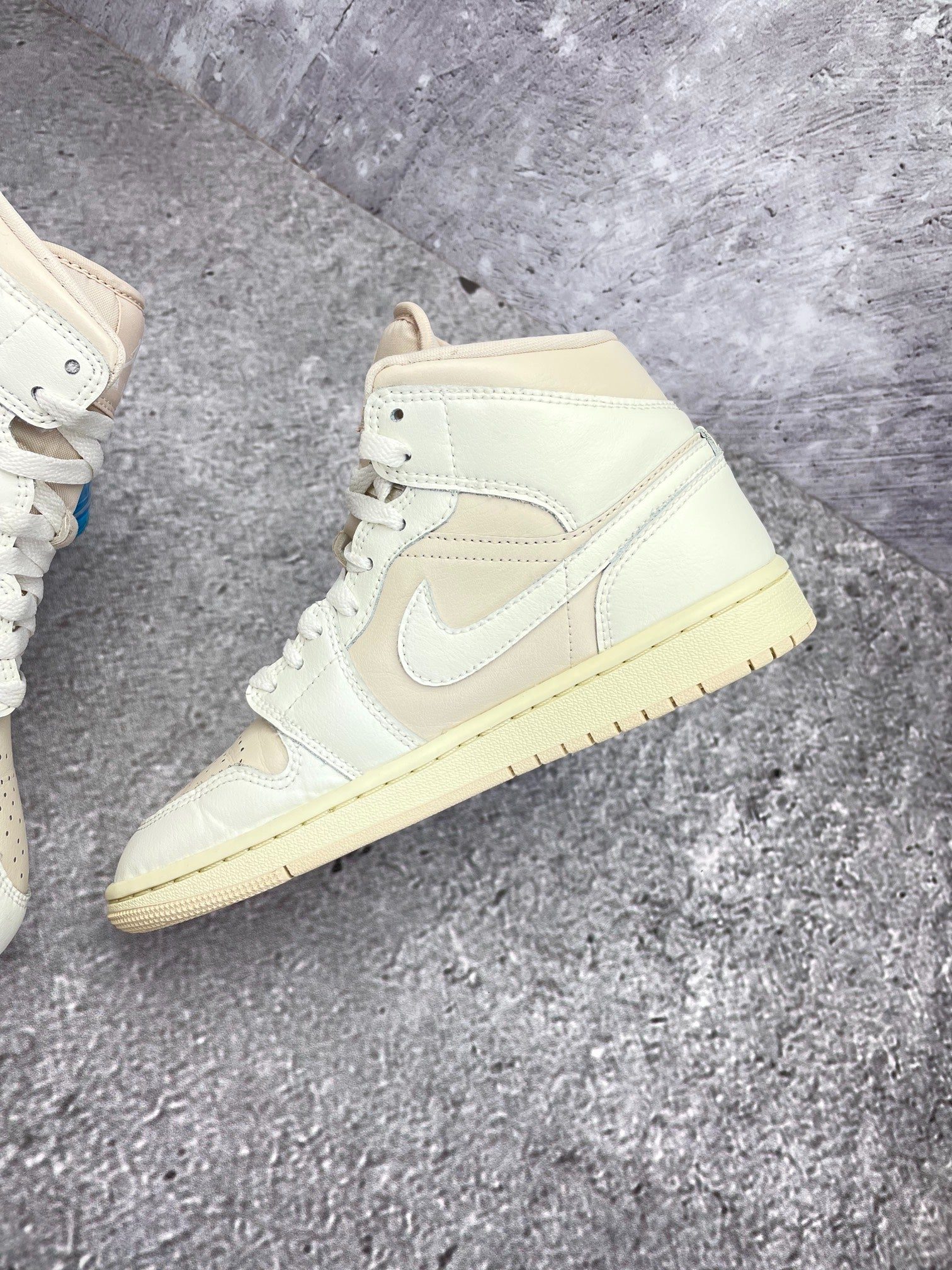 Nike Air Jordan 1 Mid — buty sportowe damskie w bardzo dobrym stanie rozmiar 37.5, wewnętrzny panel prawego buta
