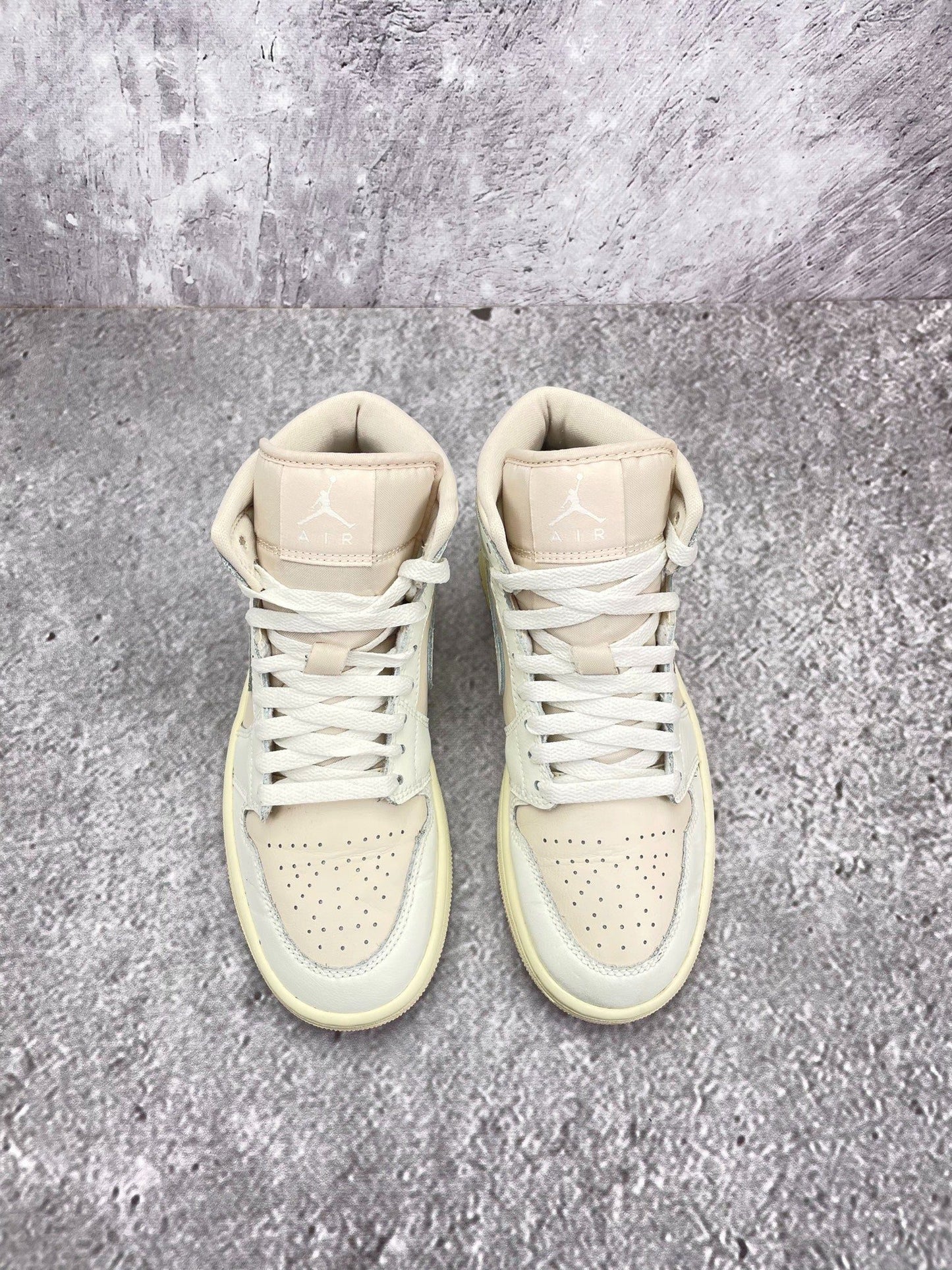 Nike Air Jordan 1 Mid — buty sportowe damskie w bardzo dobrym stanie rozmiar 37.5, widok z tyłu