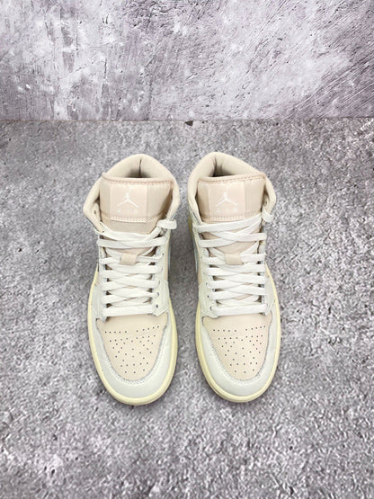 Nike Air Jordan 1 Mid — buty sportowe damskie w bardzo dobrym stanie rozmiar 37.5, widok z tyłu