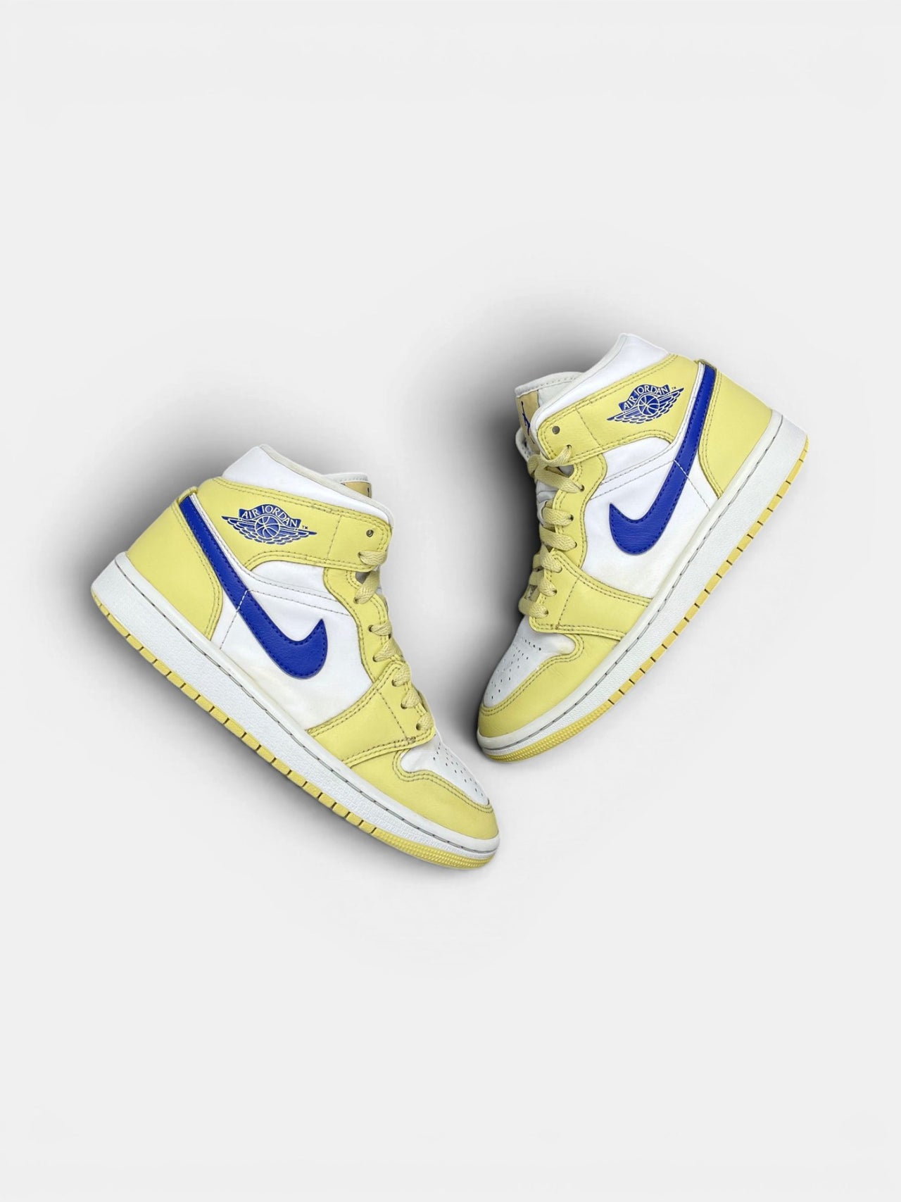 Nike Air Jordan 1 Mid Lemon Wash — buty sportowe damskie w bardzo dobrym stanie rozmiar 36.5, widok z góry na zewnętrzną stronę butów