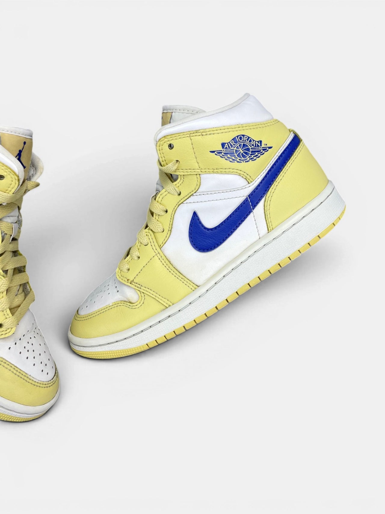 Nike Air Jordan 1 Mid Lemon Wash — buty sportowe damskie w bardzo dobrym stanie rozmiar 36.5, widok z góry na wewnętrzną stronę butów