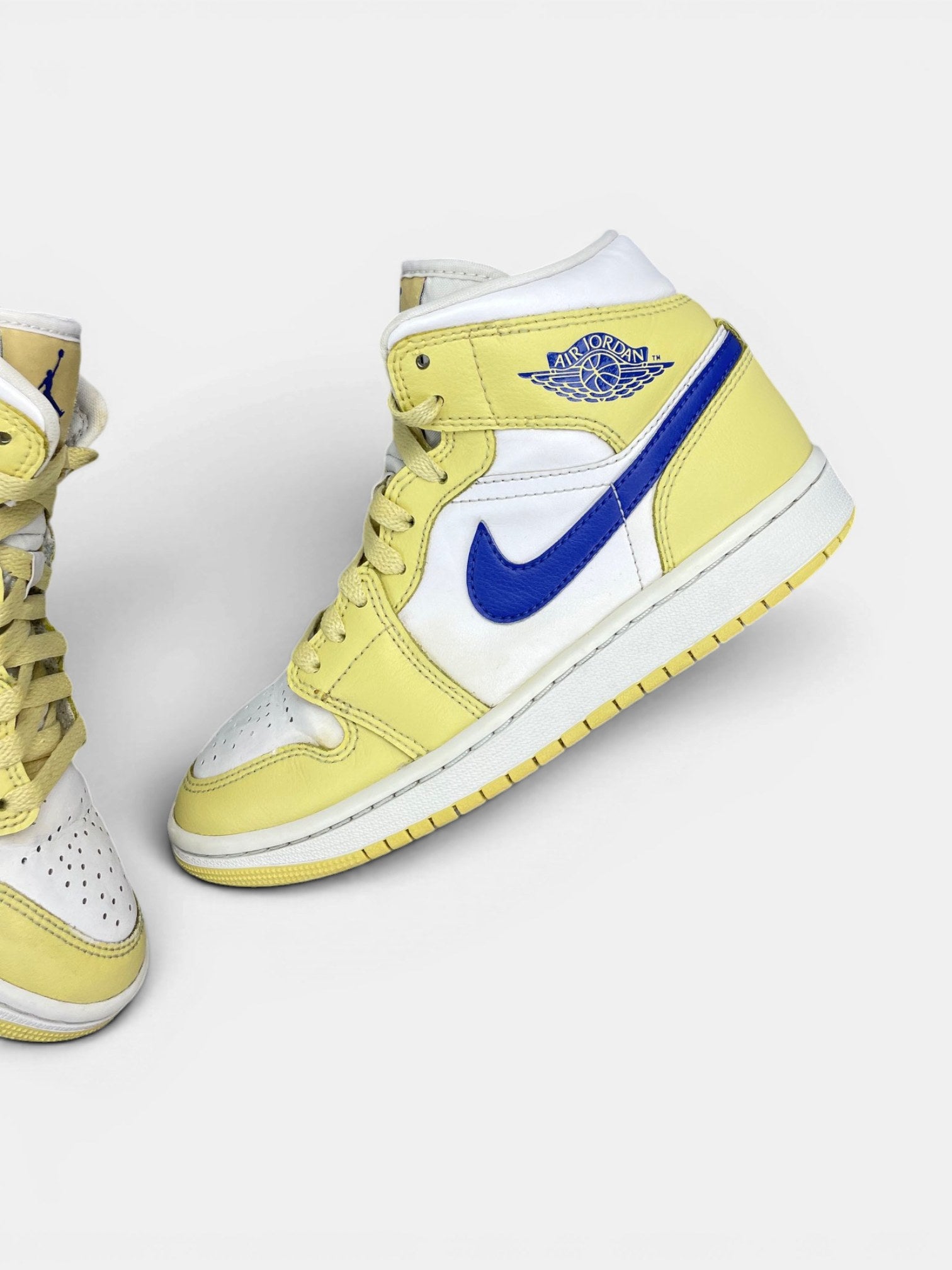 Nike Air Jordan 1 Mid Lemon Wash — buty sportowe damskie w bardzo dobrym stanie rozmiar 36.5, widok z góry na wewnętrzną stronę butów