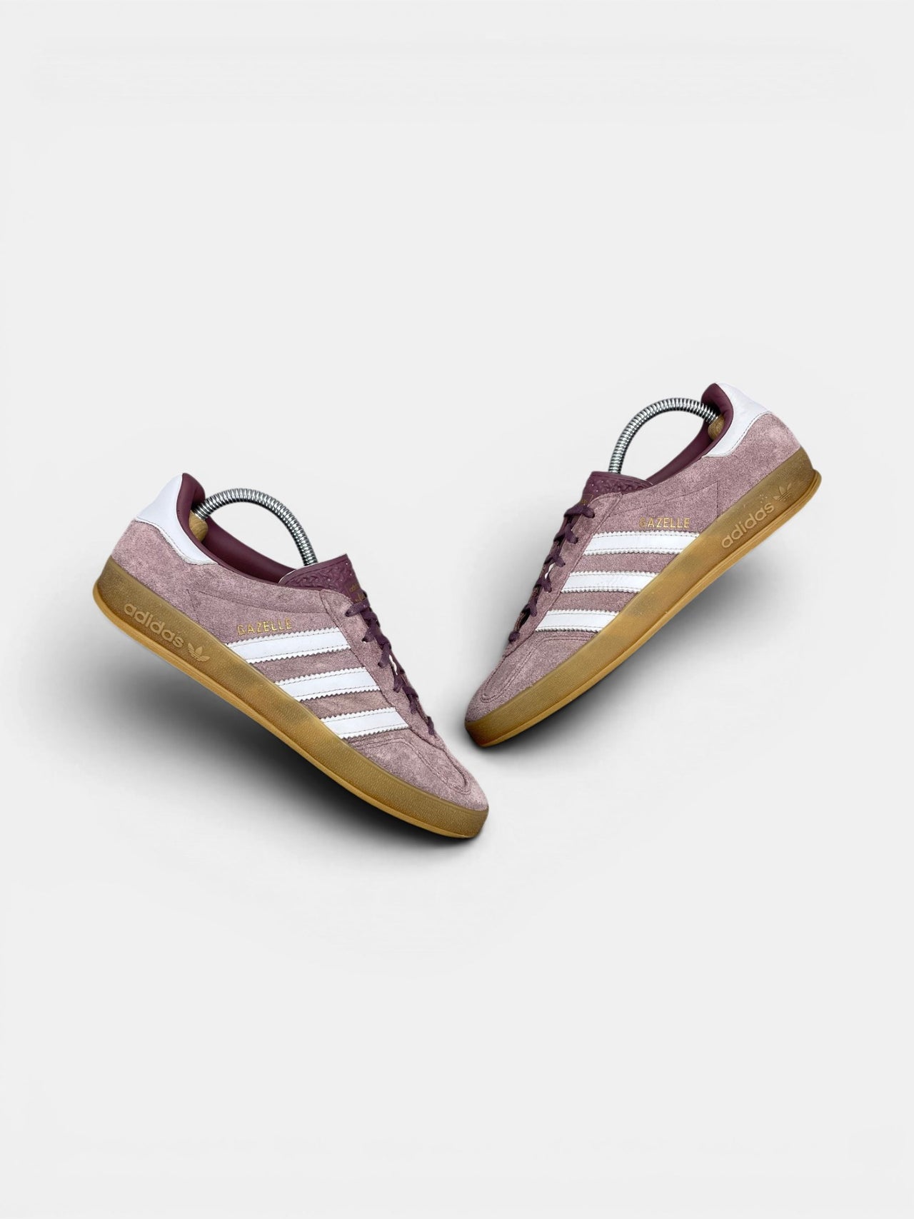 Adidas Gazelle Indoor — buty sportowe męskie w bardzo dobrym stanie rozmiar 40 2/3, widok z góry na zewnętrzną stronę butów