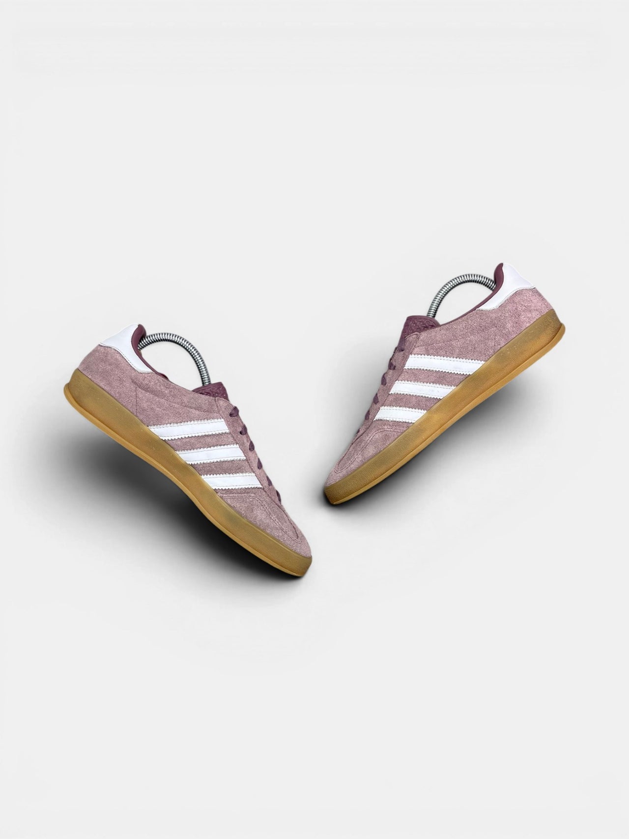 Adidas Gazelle Indoor — buty sportowe męskie w bardzo dobrym stanie rozmiar 40 2/3, zewnętrzny panel prawego buta