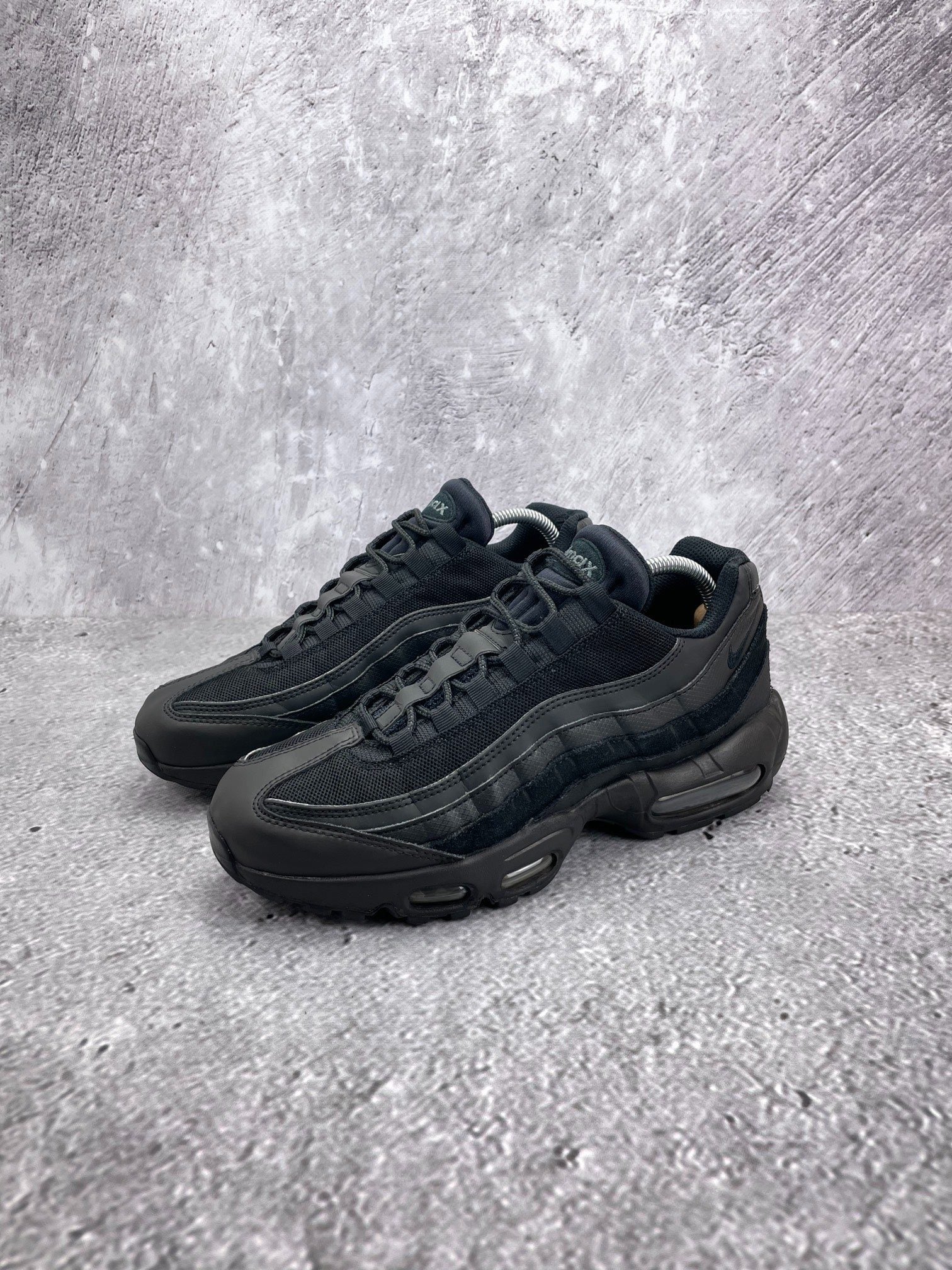 Nike Air Max 95 Essential Triple Black — buty sportowe męskie w bardzo dobrym stanie rozmiar 42, widok z boku