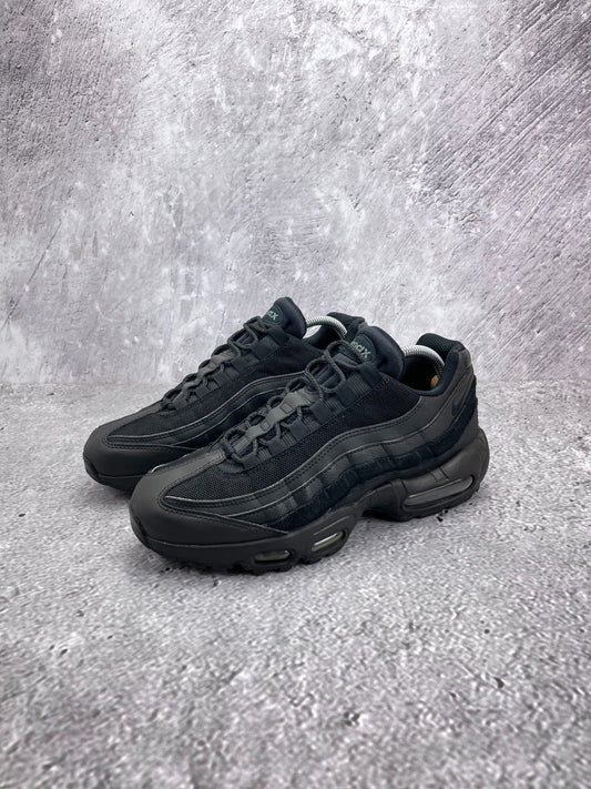 Nike Air Max 95 Essential Triple Black — buty sportowe męskie w bardzo dobrym stanie rozmiar 42, widok z boku