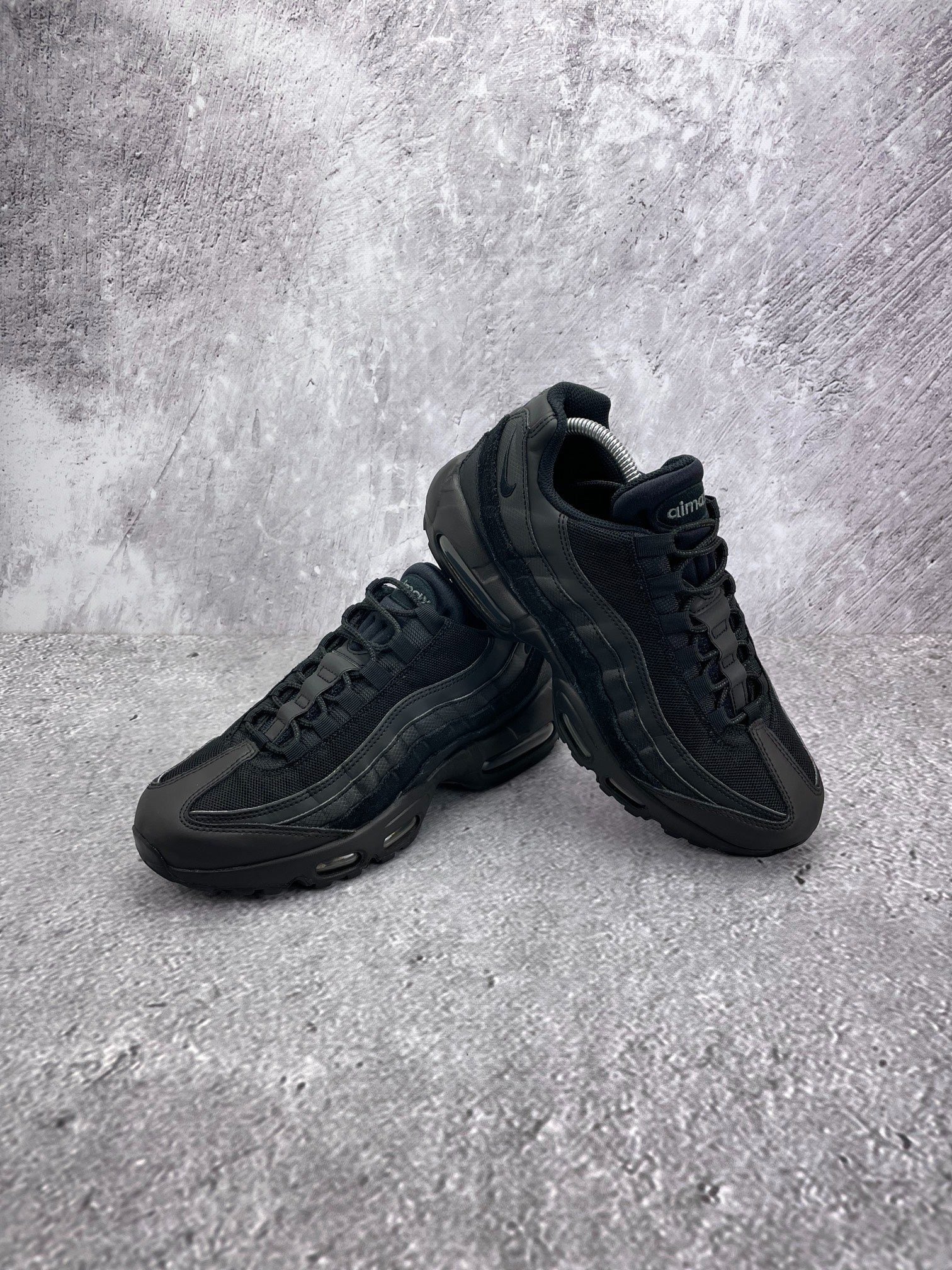 Nike Air Max 95 Essential Triple Black — buty sportowe męskie w bardzo dobrym stanie rozmiar 42, boczny profil