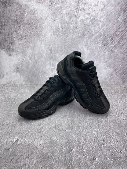 Nike Air Max 95 Essential Triple Black — buty sportowe męskie w bardzo dobrym stanie rozmiar 42, boczny profil