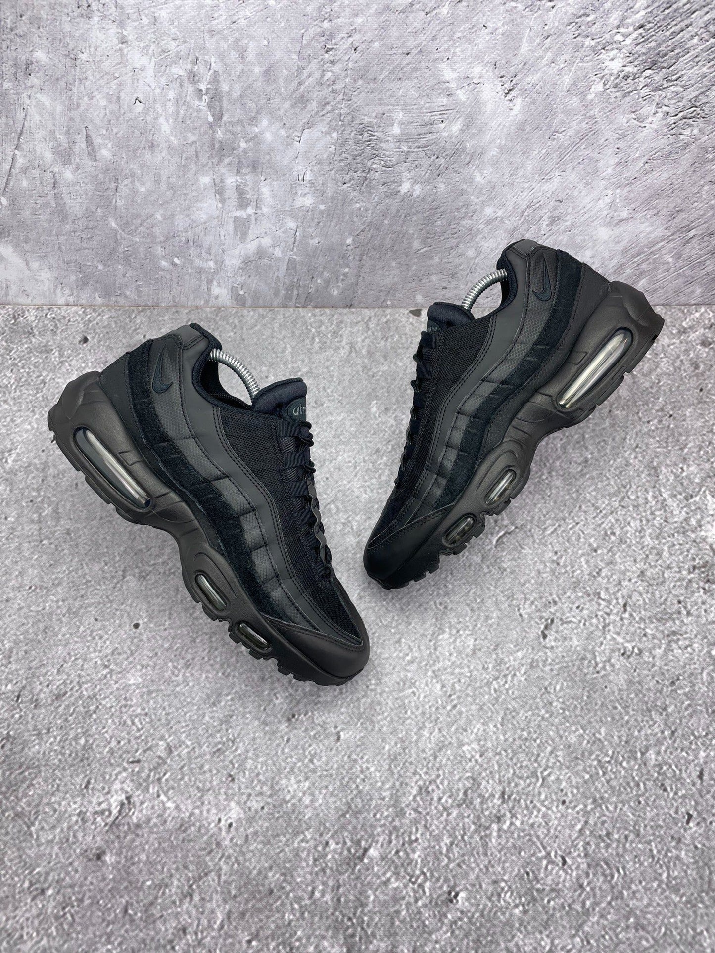 Nike Air Max 95 Essential Triple Black — buty sportowe męskie w bardzo dobrym stanie rozmiar 42, widok z góry na zewnętrzną stronę butów