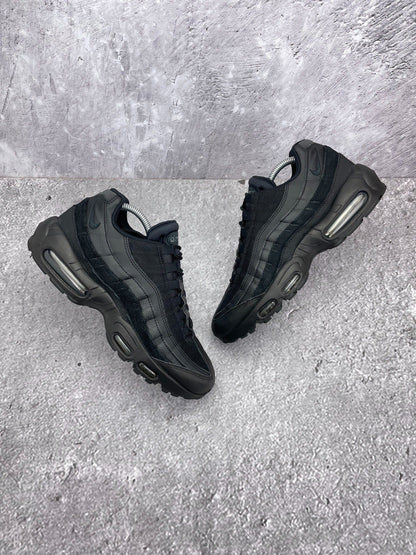 Nike Air Max 95 Essential Triple Black — buty sportowe męskie w bardzo dobrym stanie rozmiar 42, widok z góry na zewnętrzną stronę butów