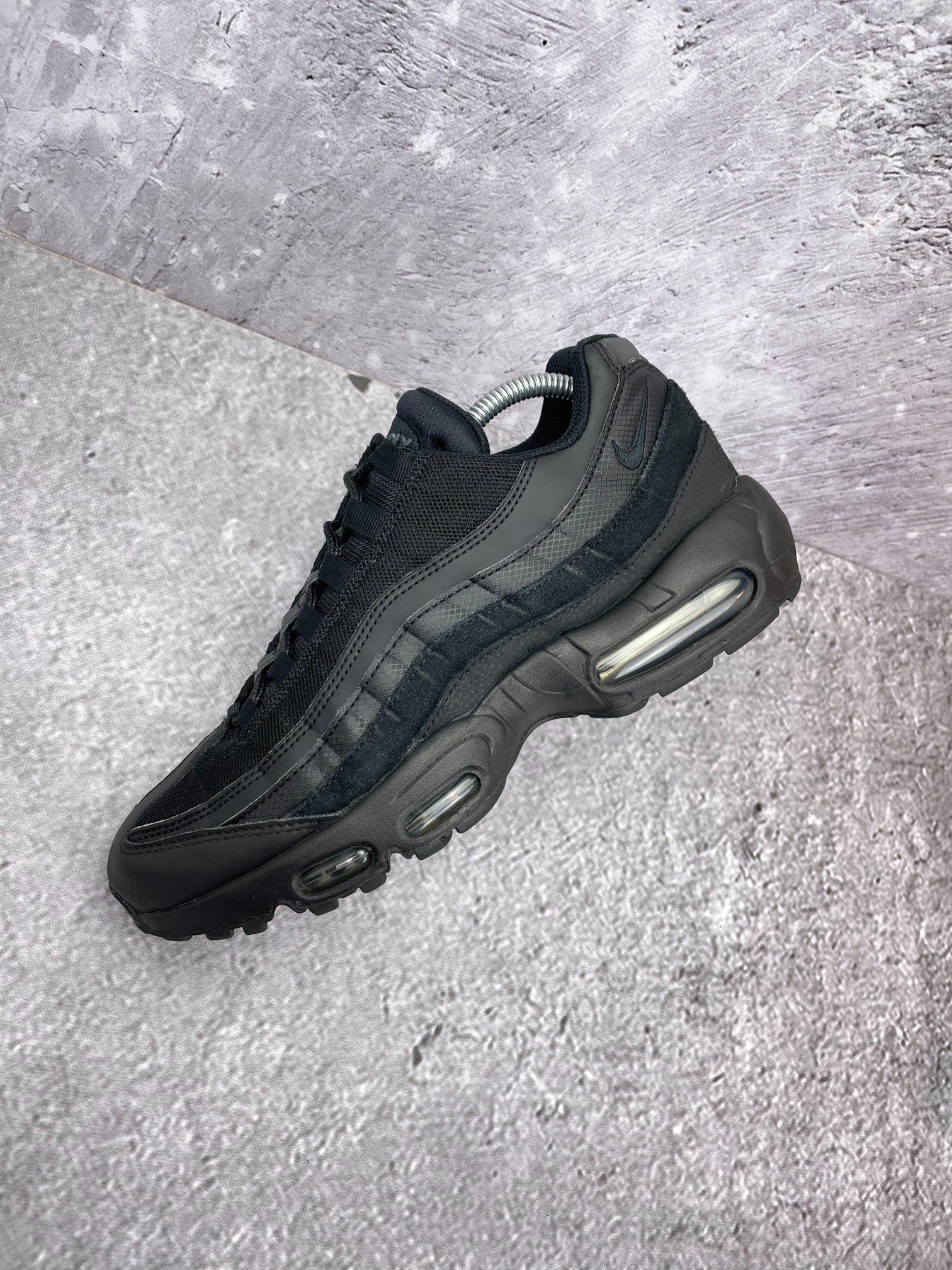 Nike Air Max 95 Essential Triple Black — buty sportowe męskie w bardzo dobrym stanie rozmiar 42, zewnętrzny panel prawego buta