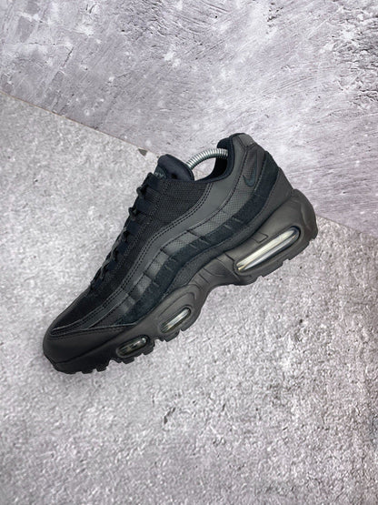 Nike Air Max 95 Essential Triple Black — buty sportowe męskie w bardzo dobrym stanie rozmiar 42, zewnętrzny panel prawego buta