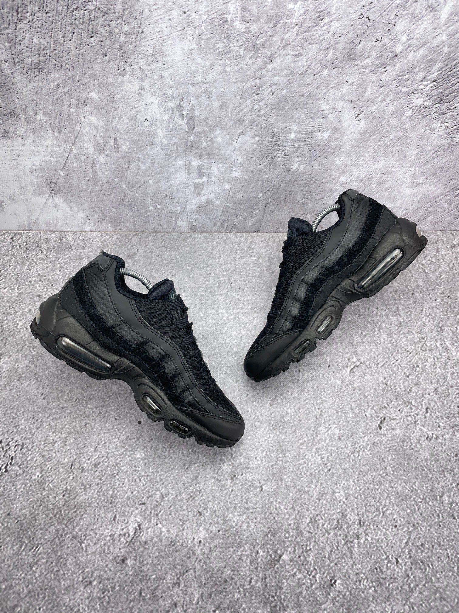 Nike Air Max 95 Essential Triple Black — buty sportowe męskie w bardzo dobrym stanie rozmiar 42, zewnętrzny panel lewego buta