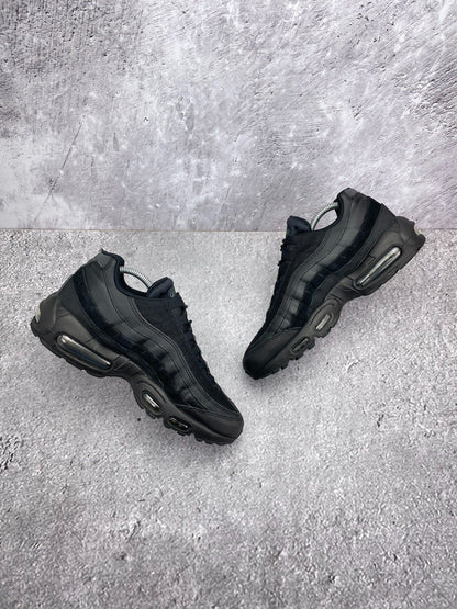 Nike Air Max 95 Essential Triple Black — buty sportowe męskie w bardzo dobrym stanie rozmiar 42, zewnętrzny panel lewego buta