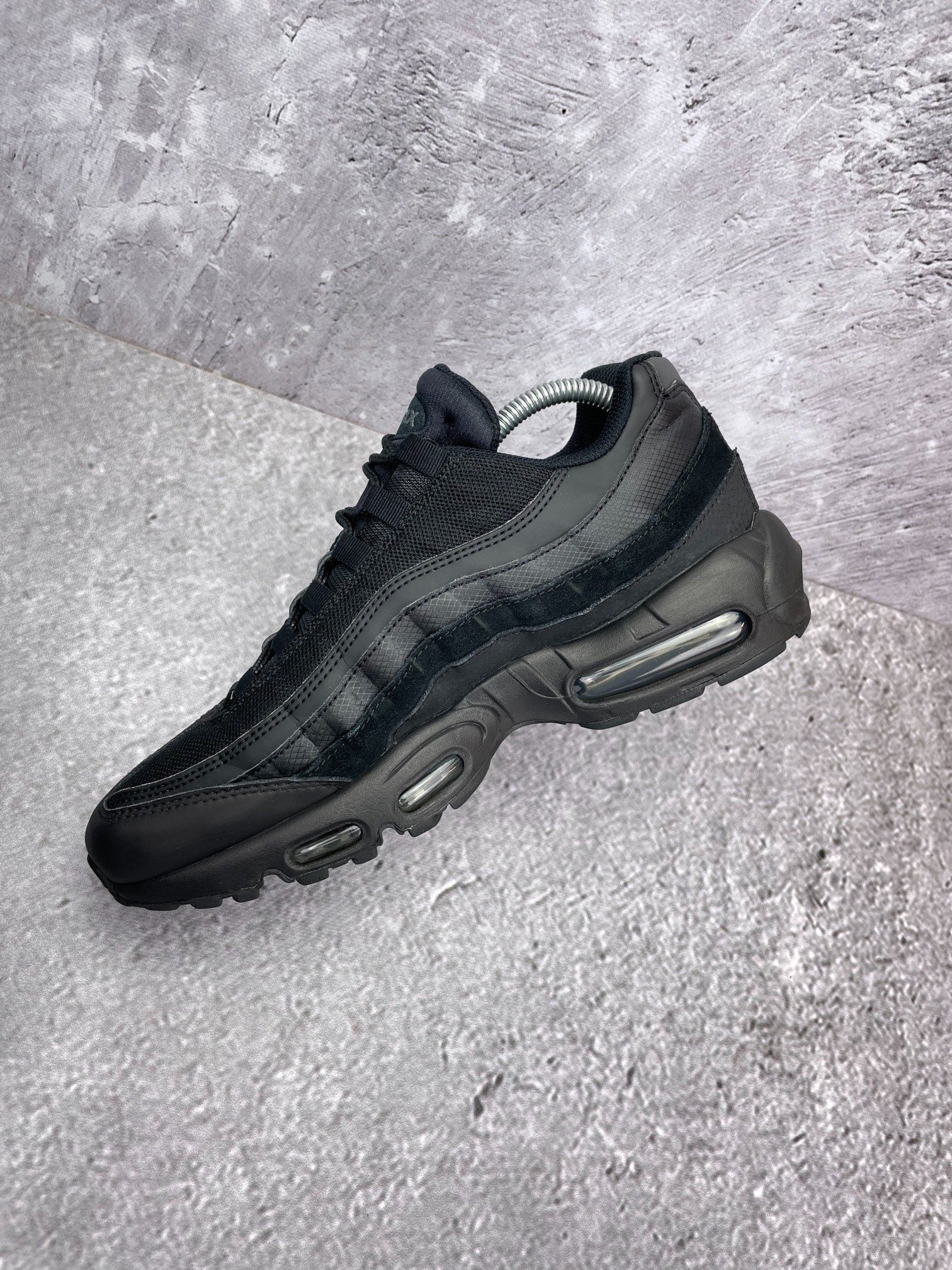 Nike Air Max 95 Essential Triple Black — buty sportowe męskie w bardzo dobrym stanie rozmiar 42, widok z góry na wewnętrzną stronę butów