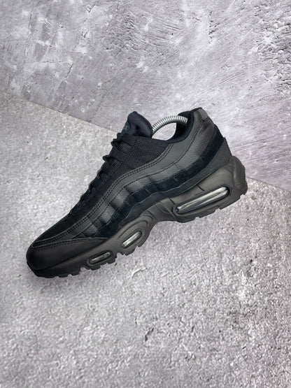 Nike Air Max 95 Essential Triple Black — buty sportowe męskie w bardzo dobrym stanie rozmiar 42, widok z góry na wewnętrzną stronę butów