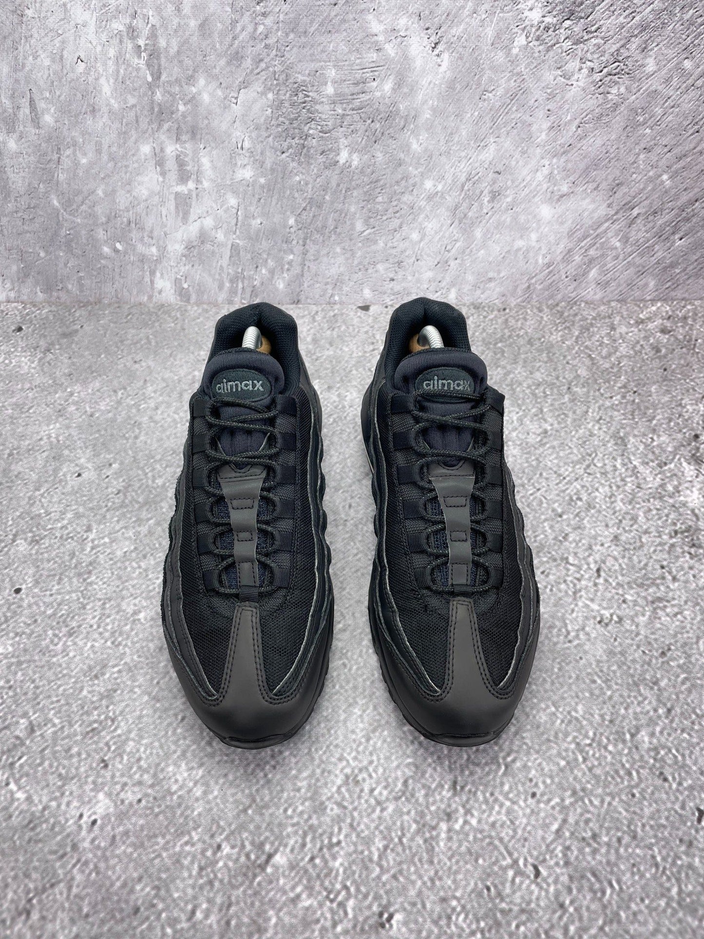 Nike Air Max 95 Essential Triple Black — buty sportowe męskie w bardzo dobrym stanie rozmiar 42, wewnętrzny panel lewego buta