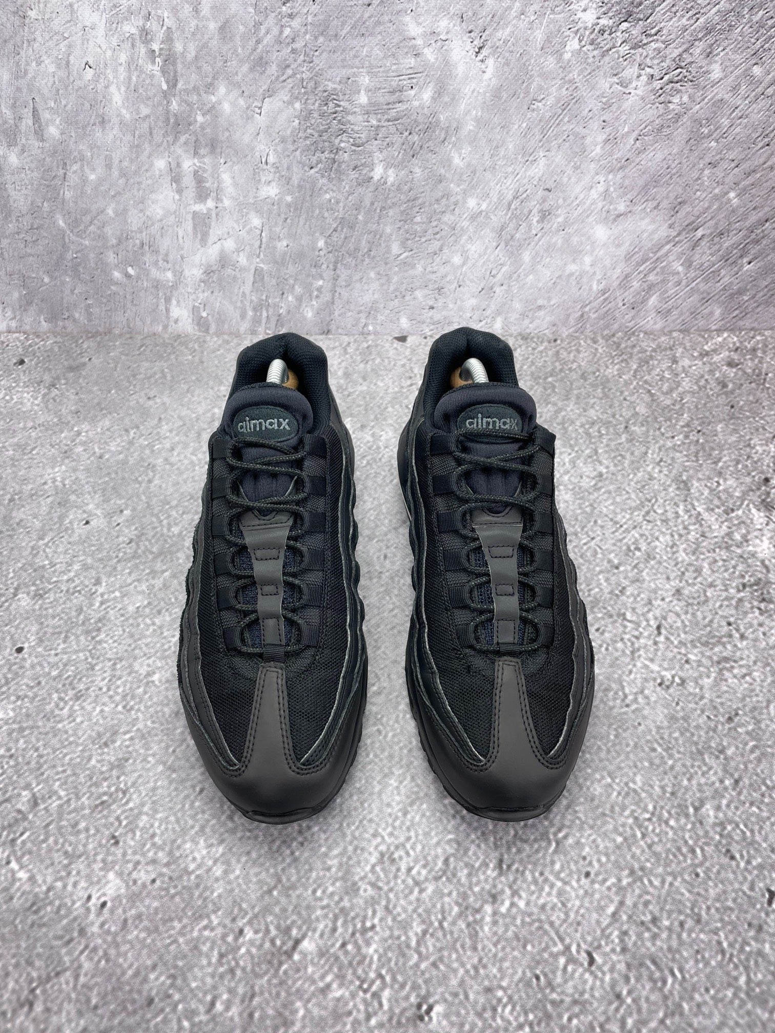 Nike Air Max 95 Essential Triple Black — buty sportowe męskie w bardzo dobrym stanie rozmiar 42, wewnętrzny panel lewego buta