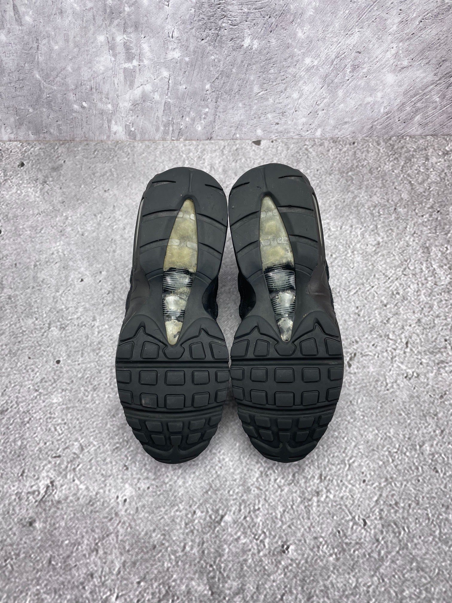Nike Air Max 95 Essential Triple Black — buty sportowe męskie w bardzo dobrym stanie rozmiar 42, wewnętrzny panel prawego buta