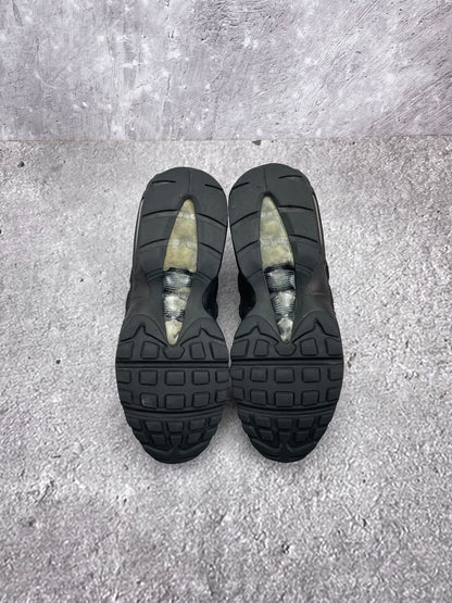 Nike Air Max 95 Essential Triple Black — buty sportowe męskie w bardzo dobrym stanie rozmiar 42, wewnętrzny panel prawego buta