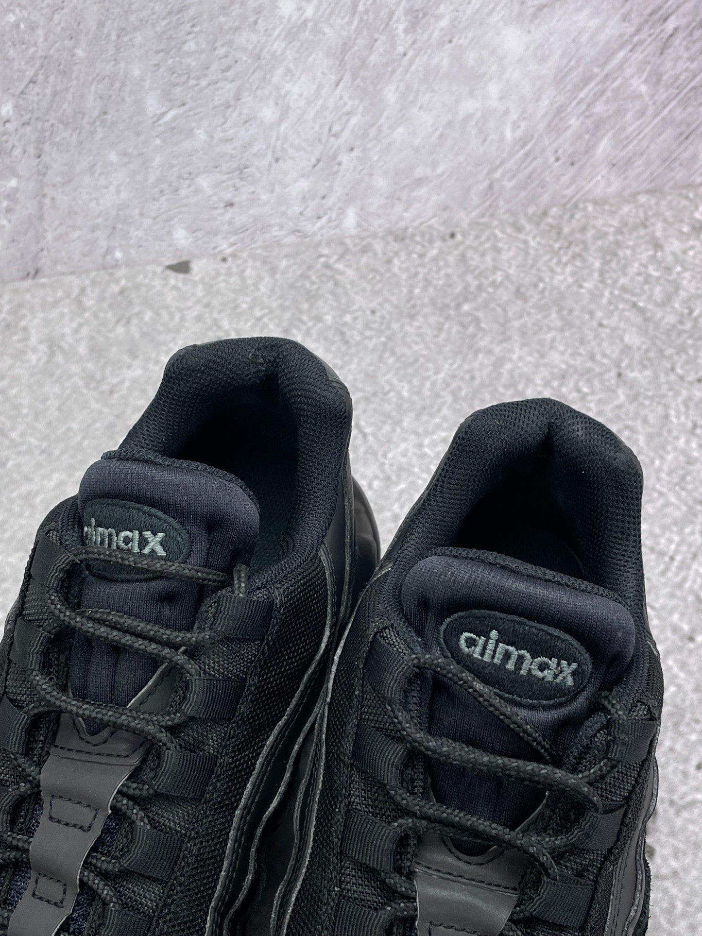 Nike Air Max 95 Essential Triple Black — buty sportowe męskie w bardzo dobrym stanie rozmiar 42, widok z góry