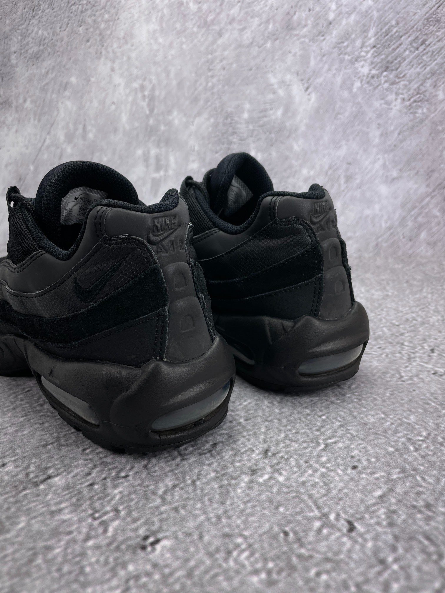 Nike Air Max 95 Essential Triple Black — buty sportowe męskie w bardzo dobrym stanie rozmiar 42, podeszwa