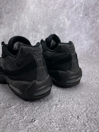 Nike Air Max 95 Essential Triple Black — buty sportowe męskie w bardzo dobrym stanie rozmiar 42, podeszwa