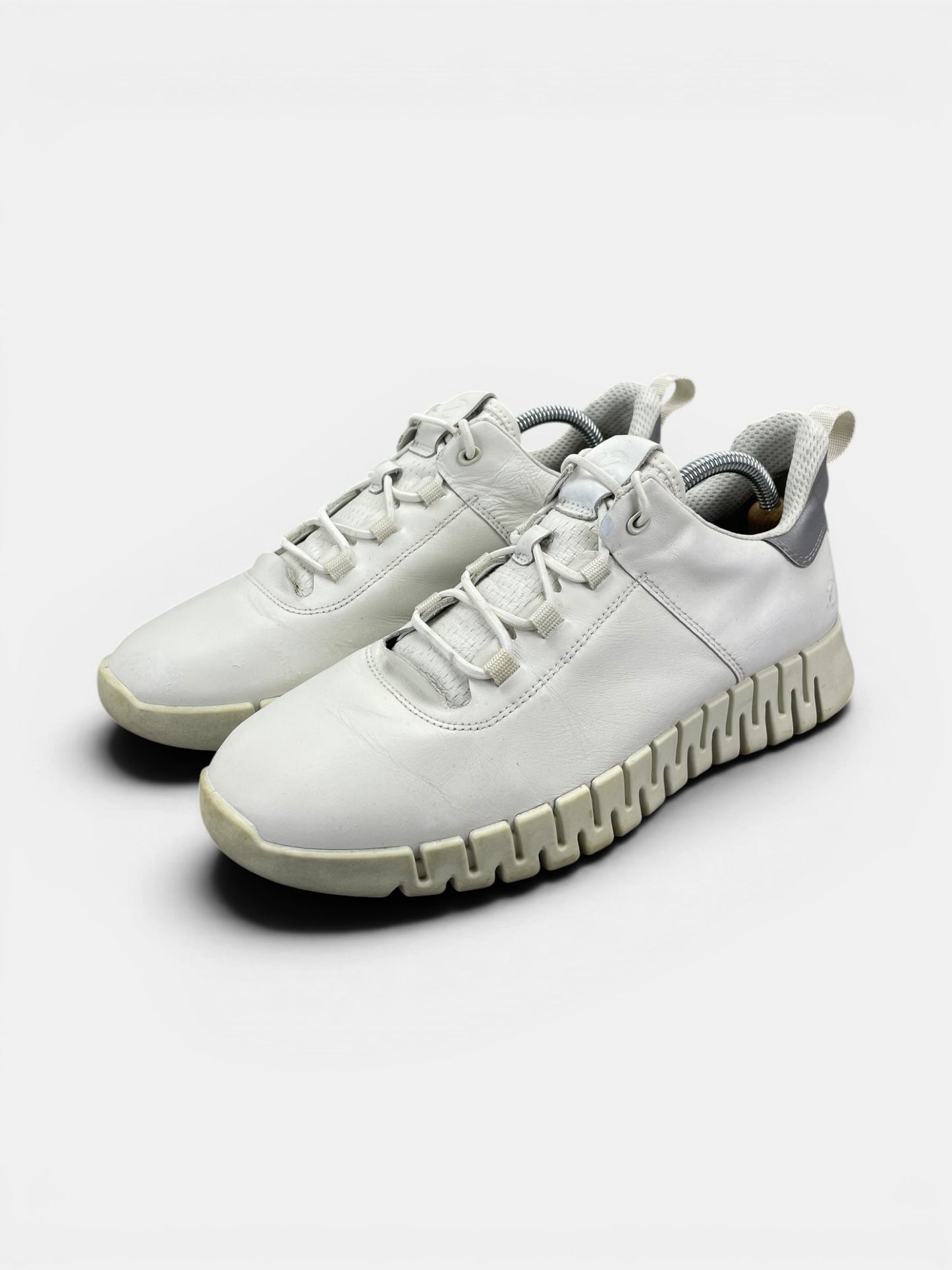 Ecco Leather Sneakers — buty sportowe męskie w bardzo dobrym stanie rozmiar 41, widok z boku