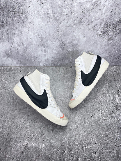 Nike Blazer Mid '77 Jumbo White Black — buty sportowe męskie w bardzo dobrym stanie rozmiar 44, widok z góry na zewnętrzną stronę butów