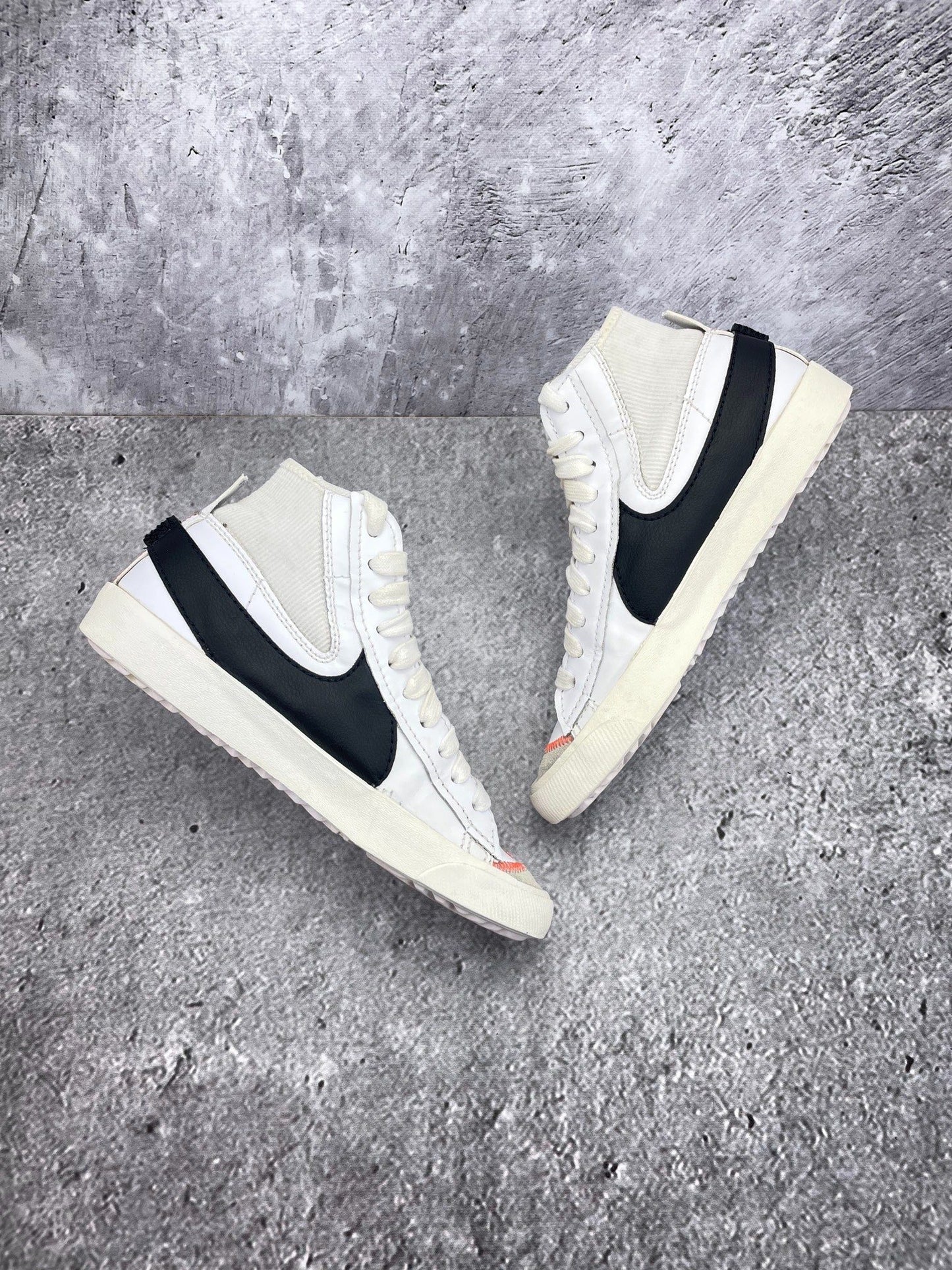 Nike Blazer Mid '77 Jumbo White Black — buty sportowe męskie w bardzo dobrym stanie rozmiar 44, widok z góry na wewnętrzną stronę butów