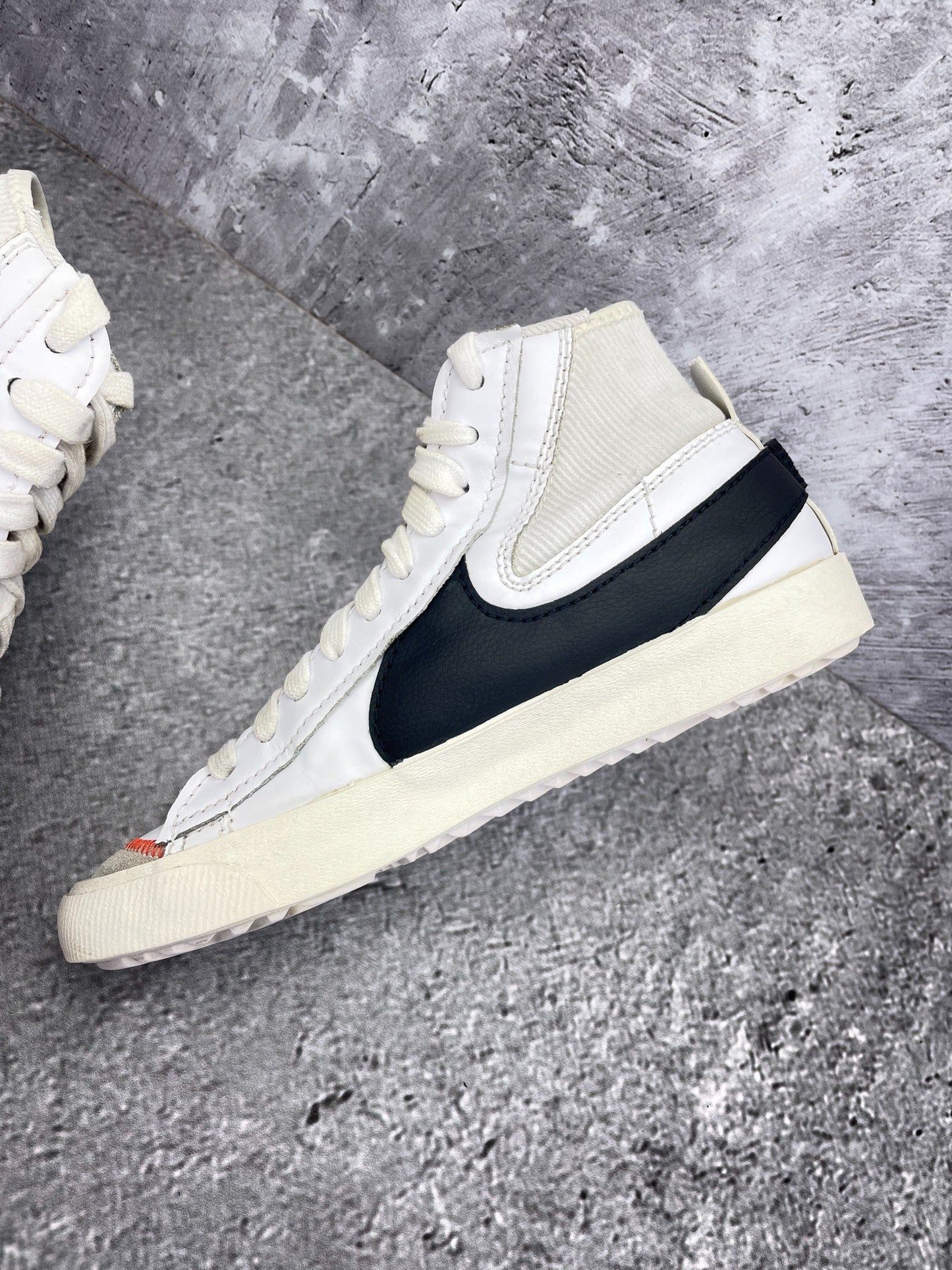 Nike Blazer Mid '77 Jumbo White Black — buty sportowe męskie w bardzo dobrym stanie rozmiar 44, wewnętrzny panel prawego buta