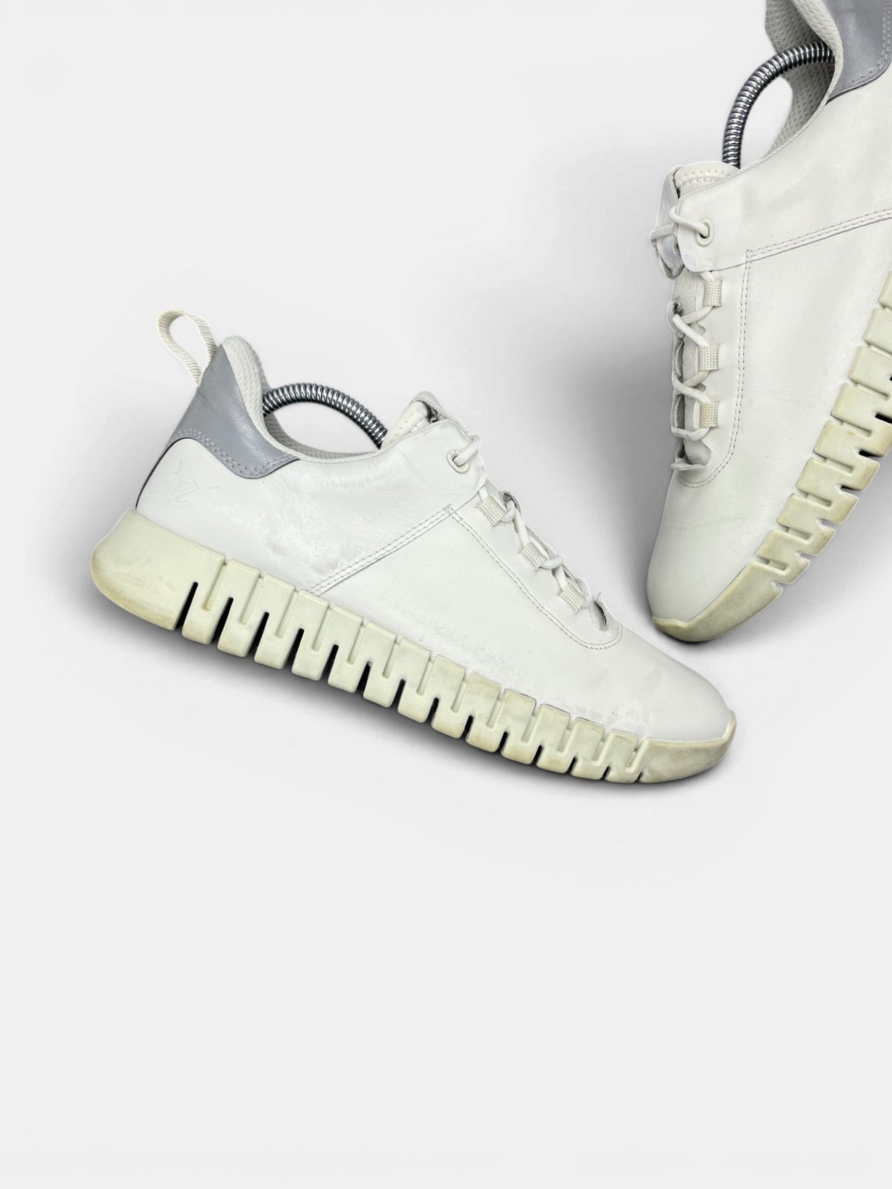 Ecco Leather Sneakers — buty sportowe męskie w bardzo dobrym stanie rozmiar 41, zewnętrzny panel lewego buta