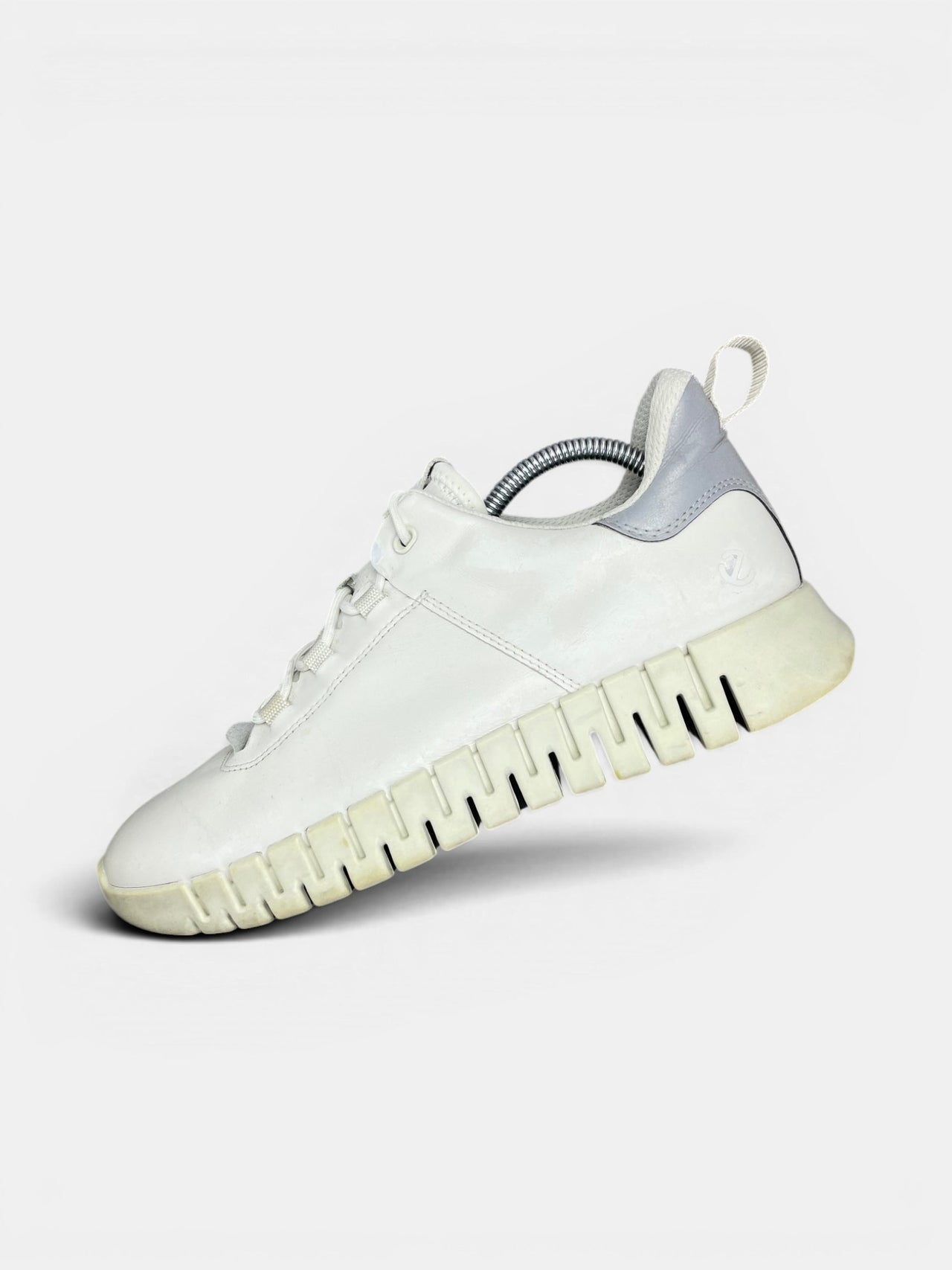 Ecco Leather Sneakers — buty sportowe męskie w bardzo dobrym stanie rozmiar 41, widok z góry na wewnętrzną stronę butów