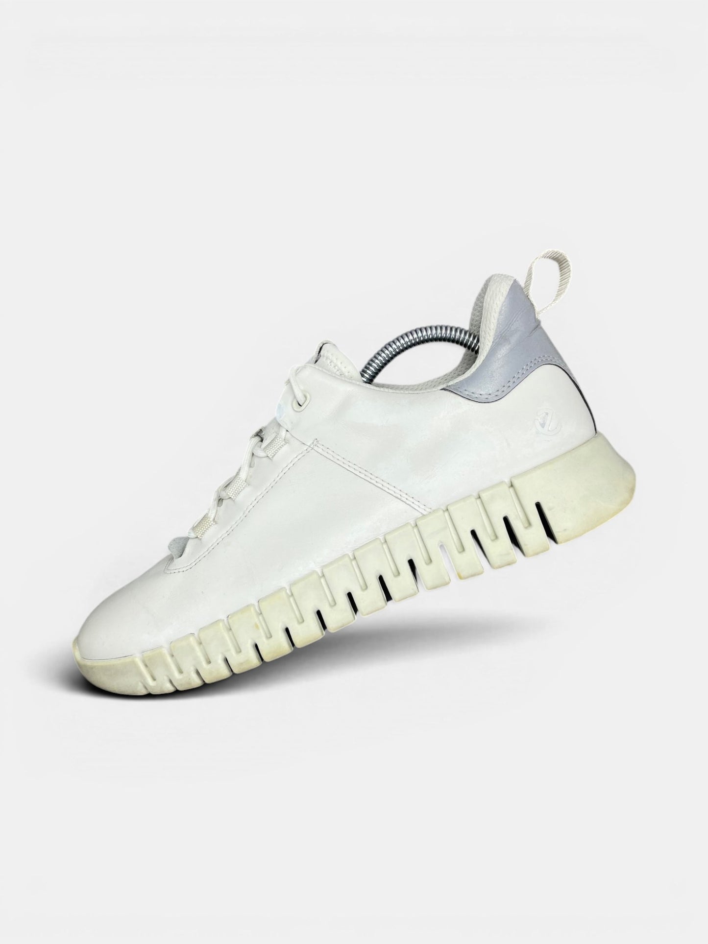 Ecco Leather Sneakers — buty sportowe męskie w bardzo dobrym stanie rozmiar 41, widok z góry na wewnętrzną stronę butów