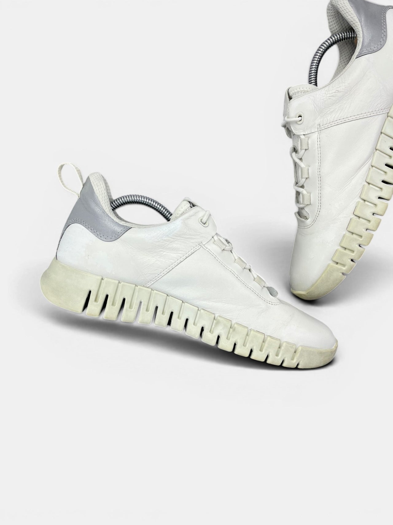 Ecco Leather Sneakers — buty sportowe męskie w bardzo dobrym stanie rozmiar 41, wewnętrzny panel lewego buta