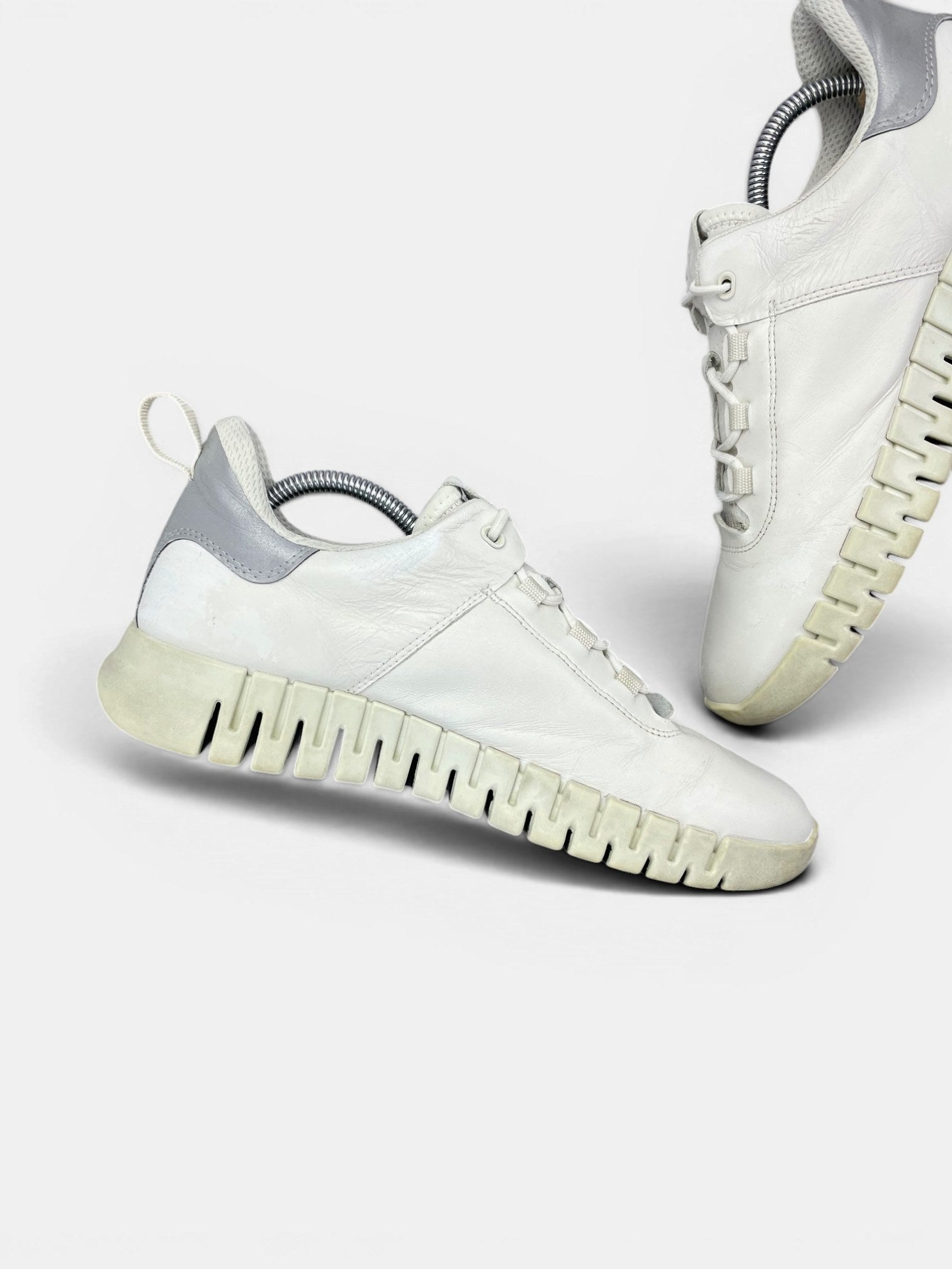 Ecco Leather Sneakers — buty sportowe męskie w bardzo dobrym stanie rozmiar 41, wewnętrzny panel lewego buta