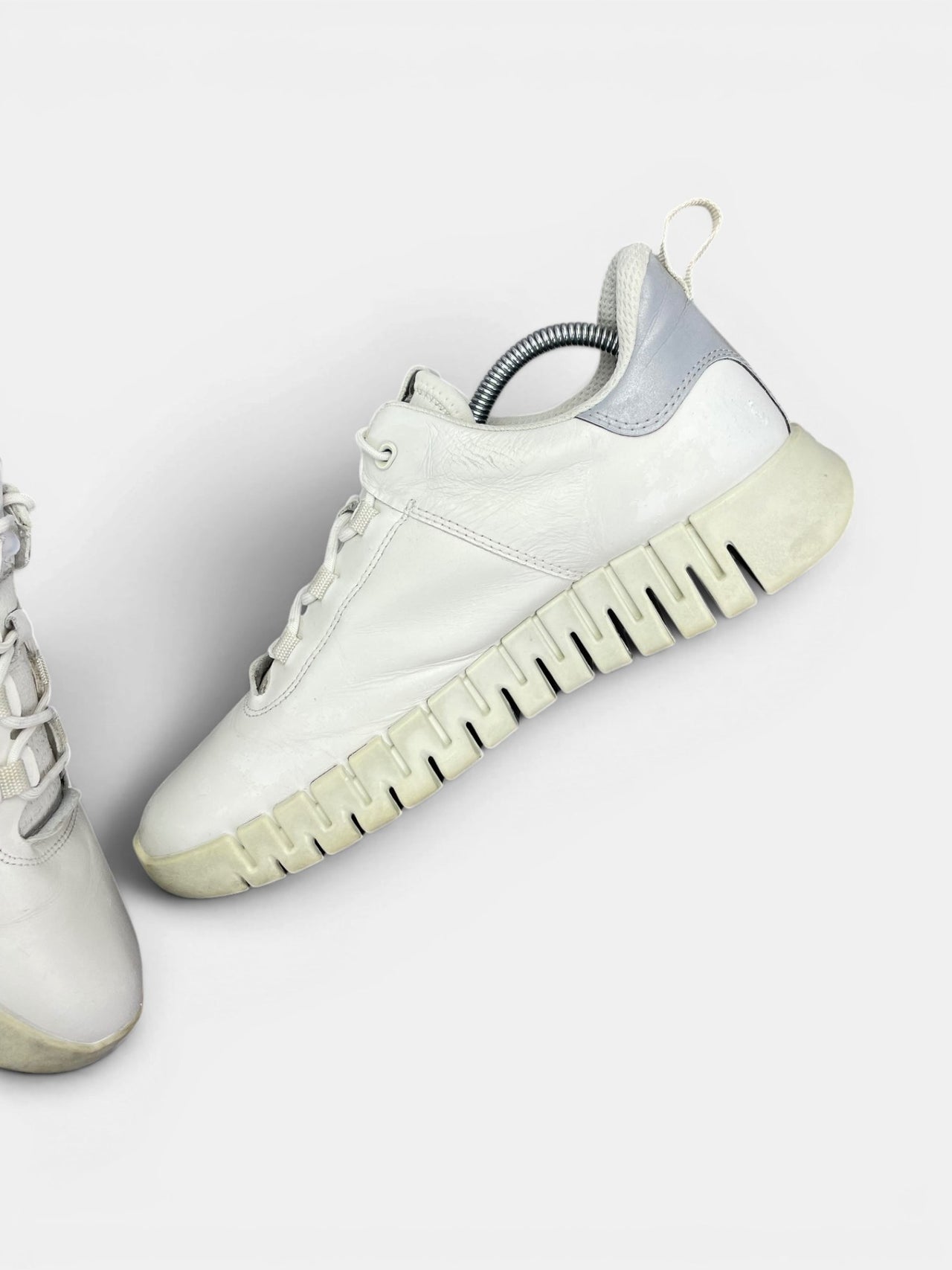 Ecco Leather Sneakers — buty sportowe męskie w bardzo dobrym stanie rozmiar 41, wewnętrzny panel prawego buta