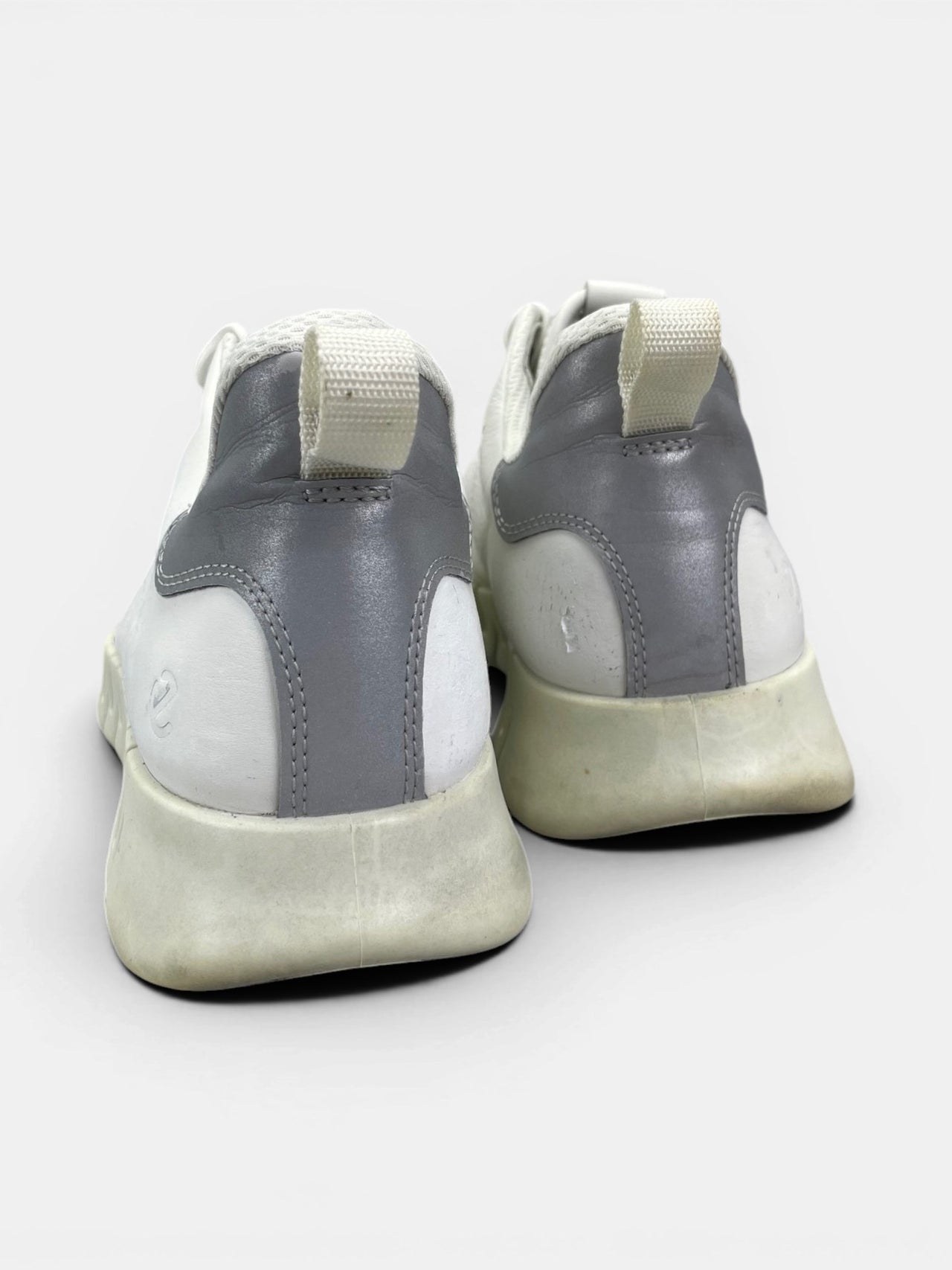 Ecco Leather Sneakers — buty sportowe męskie w bardzo dobrym stanie rozmiar 41, widok z tyłu