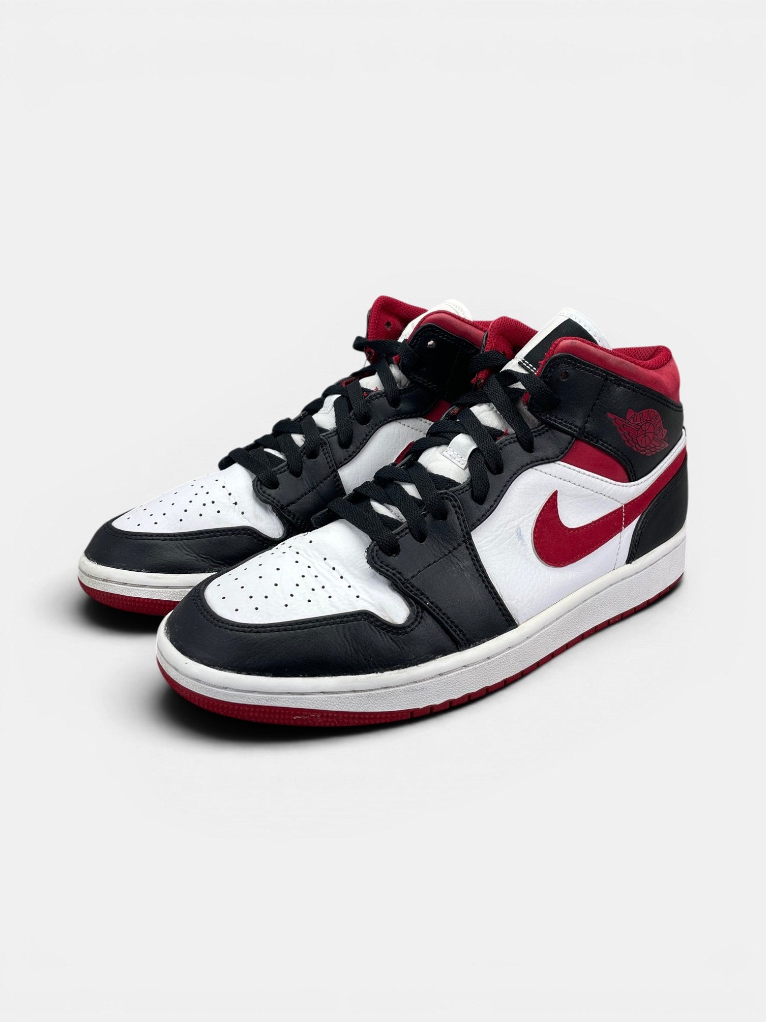 Nike Air Jordan 1 Mid Gym Red Black White — buty sportowe męskie w bardzo dobrym stanie rozmiar 43, widok z boku