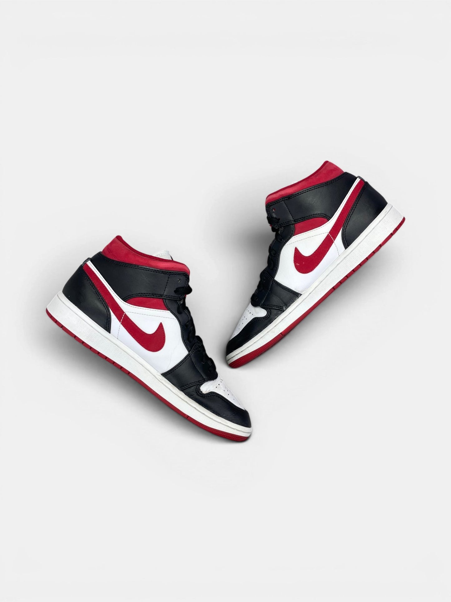 Nike Air Jordan 1 Mid Gym Red Black White — buty sportowe męskie w bardzo dobrym stanie rozmiar 43, zewnętrzny panel prawego buta