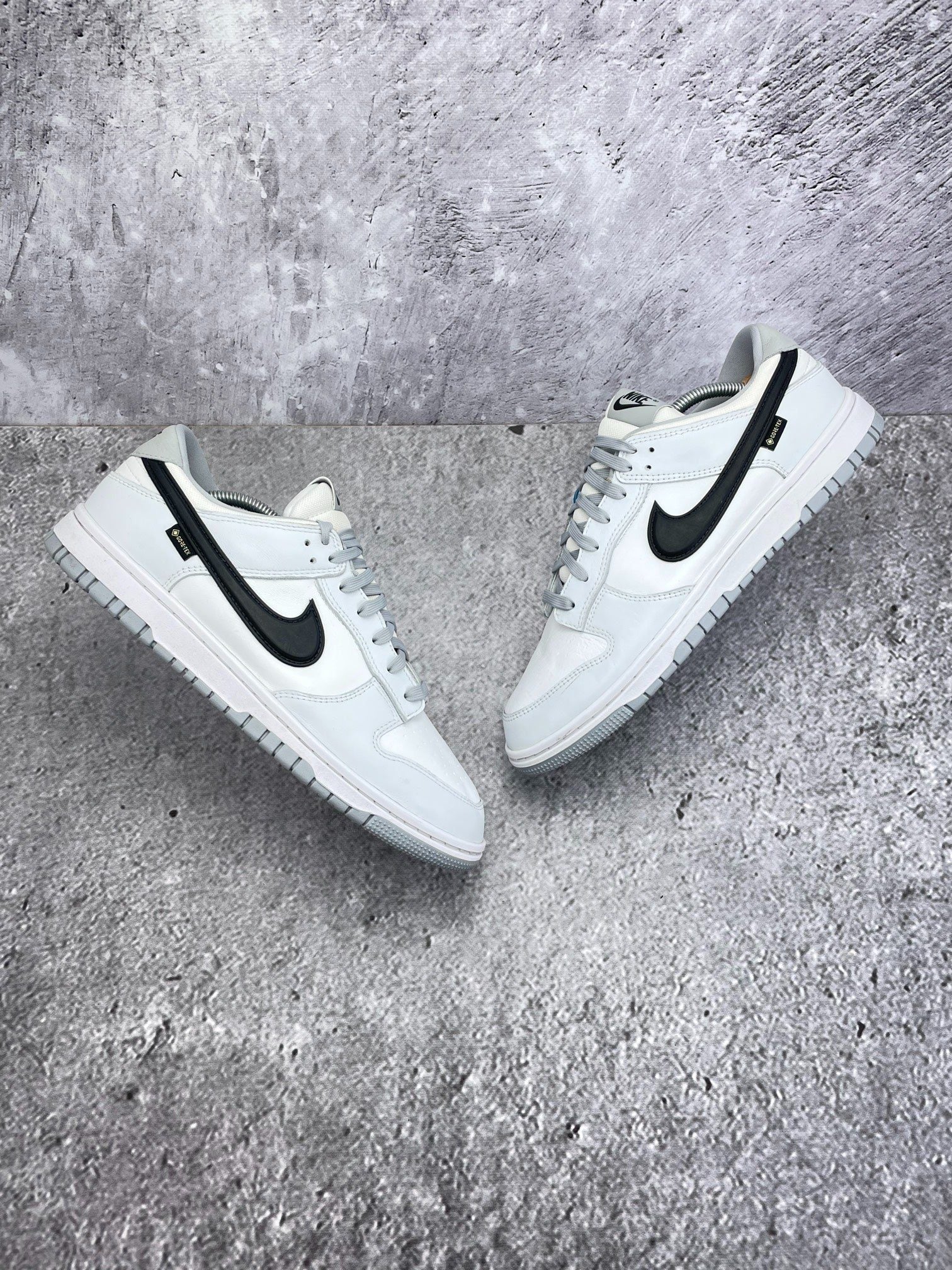 Nike Dunk Low GORE-TEX Summit White Smoke Grey — buty sportowe męskie w bardzo dobrym stanie rozmiar 45, widok z góry na zewnętrzną stronę butów
