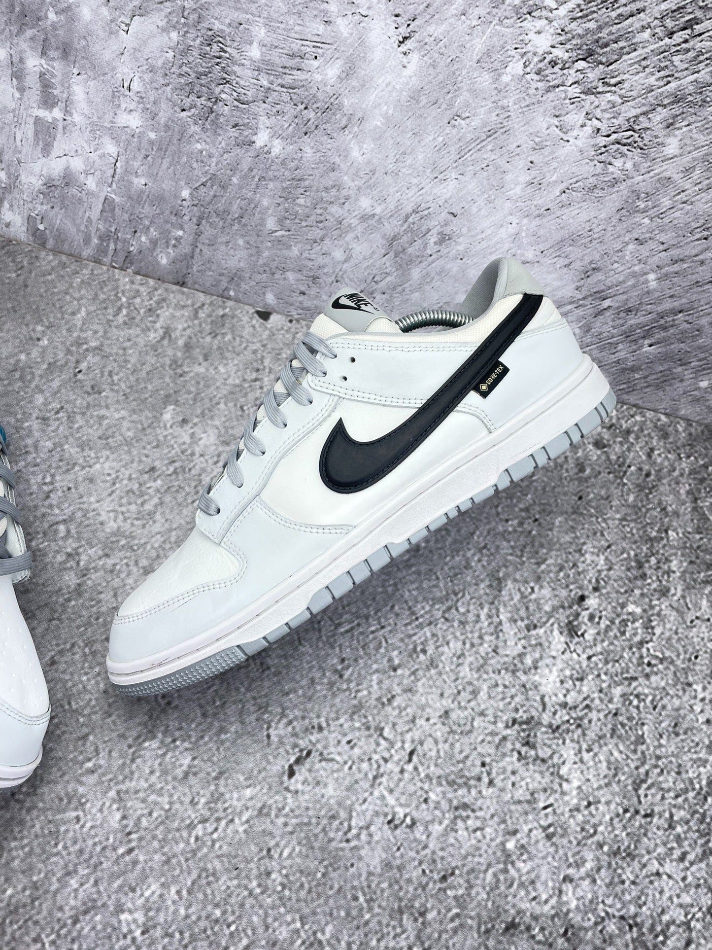 Nike Dunk Low GORE-TEX Summit White Smoke Grey — buty sportowe męskie w bardzo dobrym stanie rozmiar 45, zewnętrzny panel prawego buta