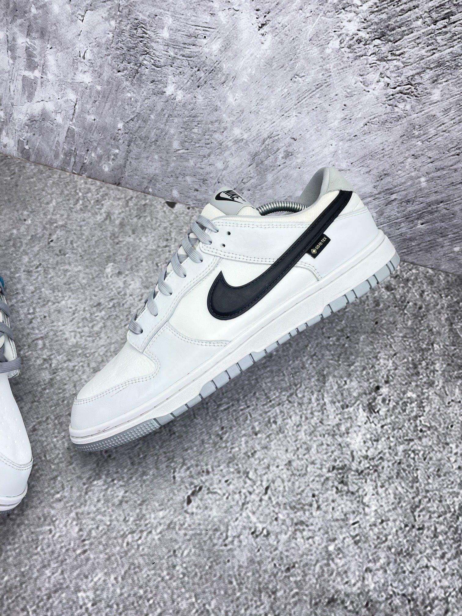 Nike Dunk Low GORE-TEX Summit White Smoke Grey — buty sportowe męskie w bardzo dobrym stanie rozmiar 45, zewnętrzny panel prawego buta