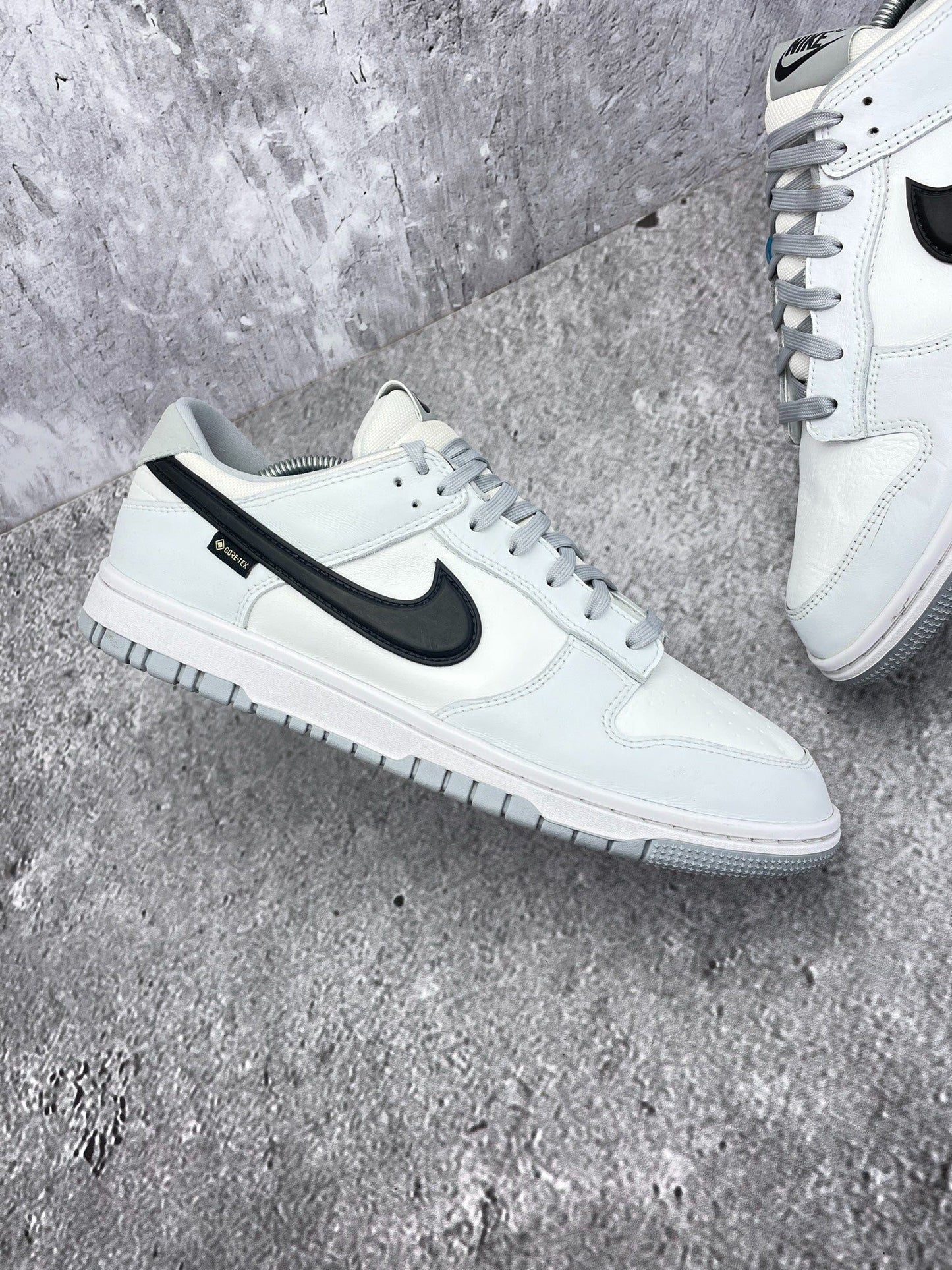 Nike Dunk Low GORE-TEX Summit White Smoke Grey — buty sportowe męskie w bardzo dobrym stanie rozmiar 45, zewnętrzny panel lewego buta