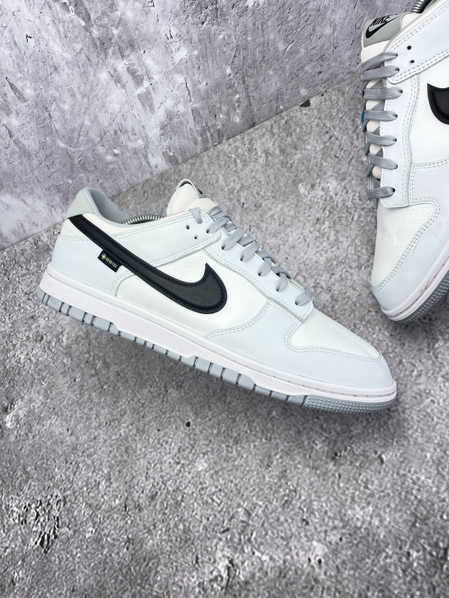 Nike Dunk Low GORE-TEX Summit White Smoke Grey — buty sportowe męskie w bardzo dobrym stanie rozmiar 45, zewnętrzny panel lewego buta