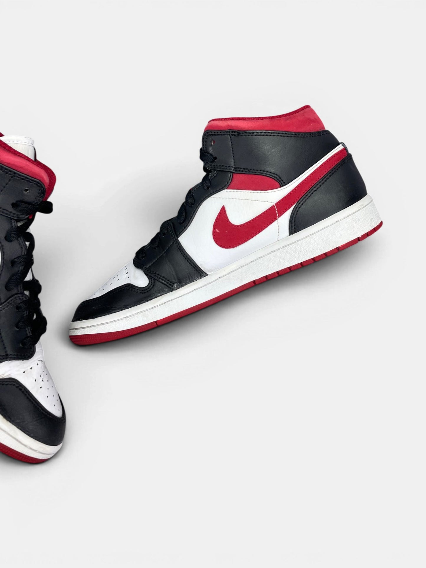 Nike Air Jordan 1 Mid Gym Red Black White — buty sportowe męskie w bardzo dobrym stanie rozmiar 43, wewnętrzny panel prawego buta