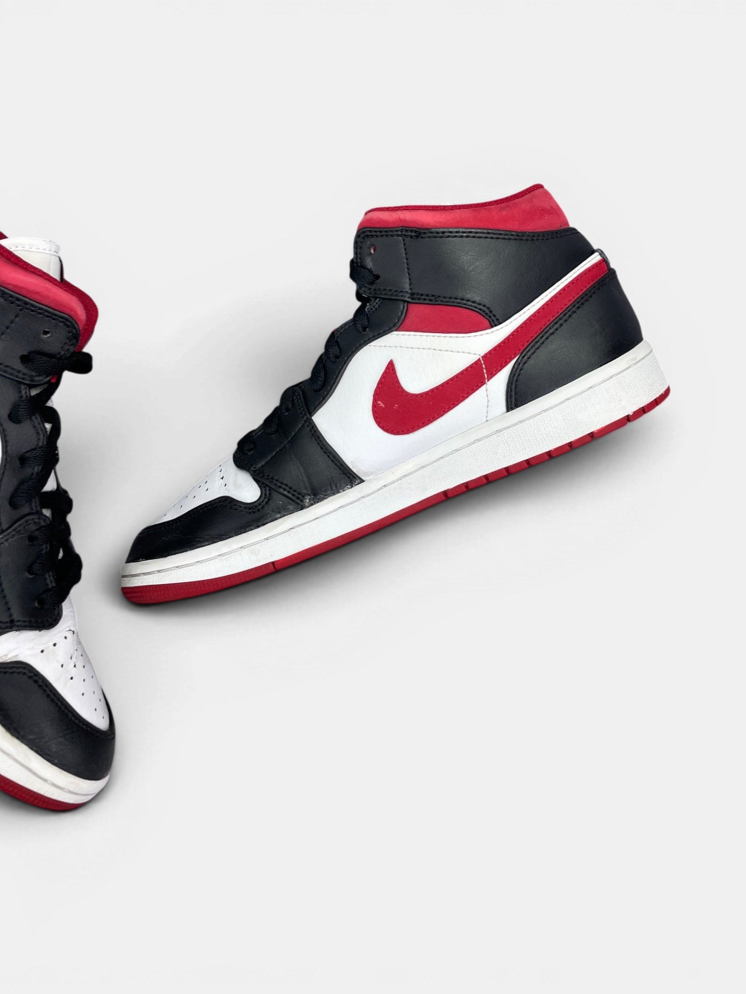 Nike Air Jordan 1 Mid Gym Red Black White — buty sportowe męskie w bardzo dobrym stanie rozmiar 43, wewnętrzny panel prawego buta