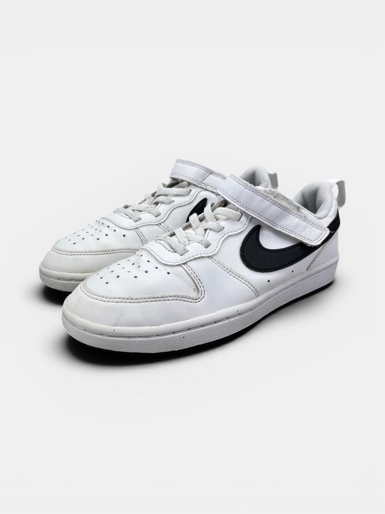 Nike Court Borough Low — buty sportowe dziecięce w bardzo dobrym stanie rozmiar 33, widok z boku