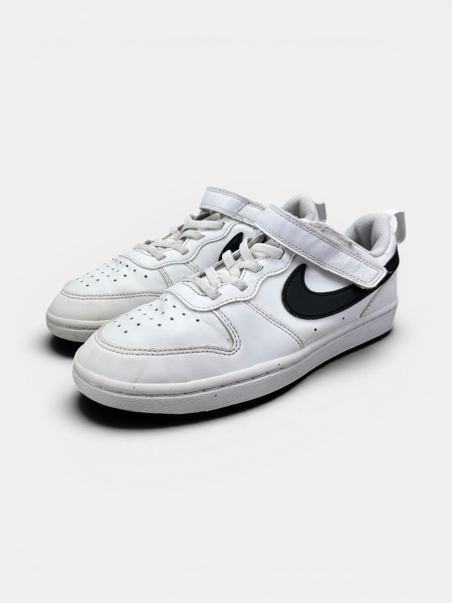 Nike Court Borough Low — buty sportowe dziecięce w bardzo dobrym stanie rozmiar 33, widok z boku