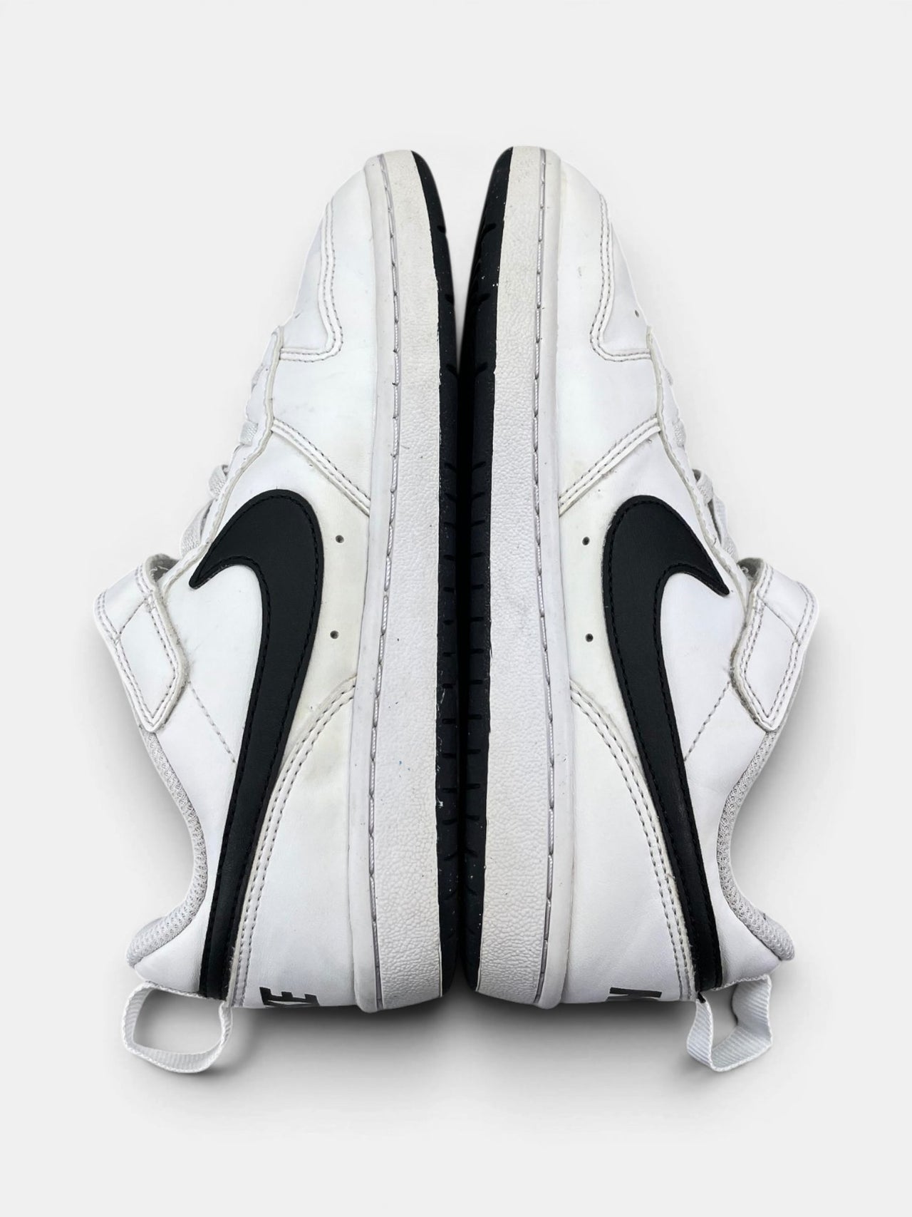Nike Court Borough Low — buty sportowe dziecięce w bardzo dobrym stanie rozmiar 33, widok z góry na zewnętrzną stronę butów